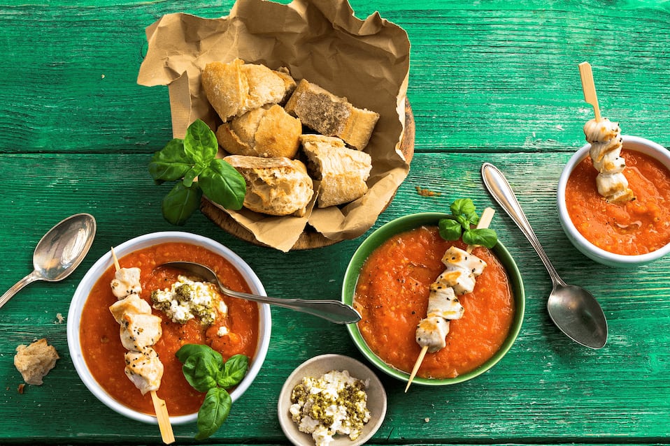 Ofen-Tomatensuppe mit Hähnchen-Spießen