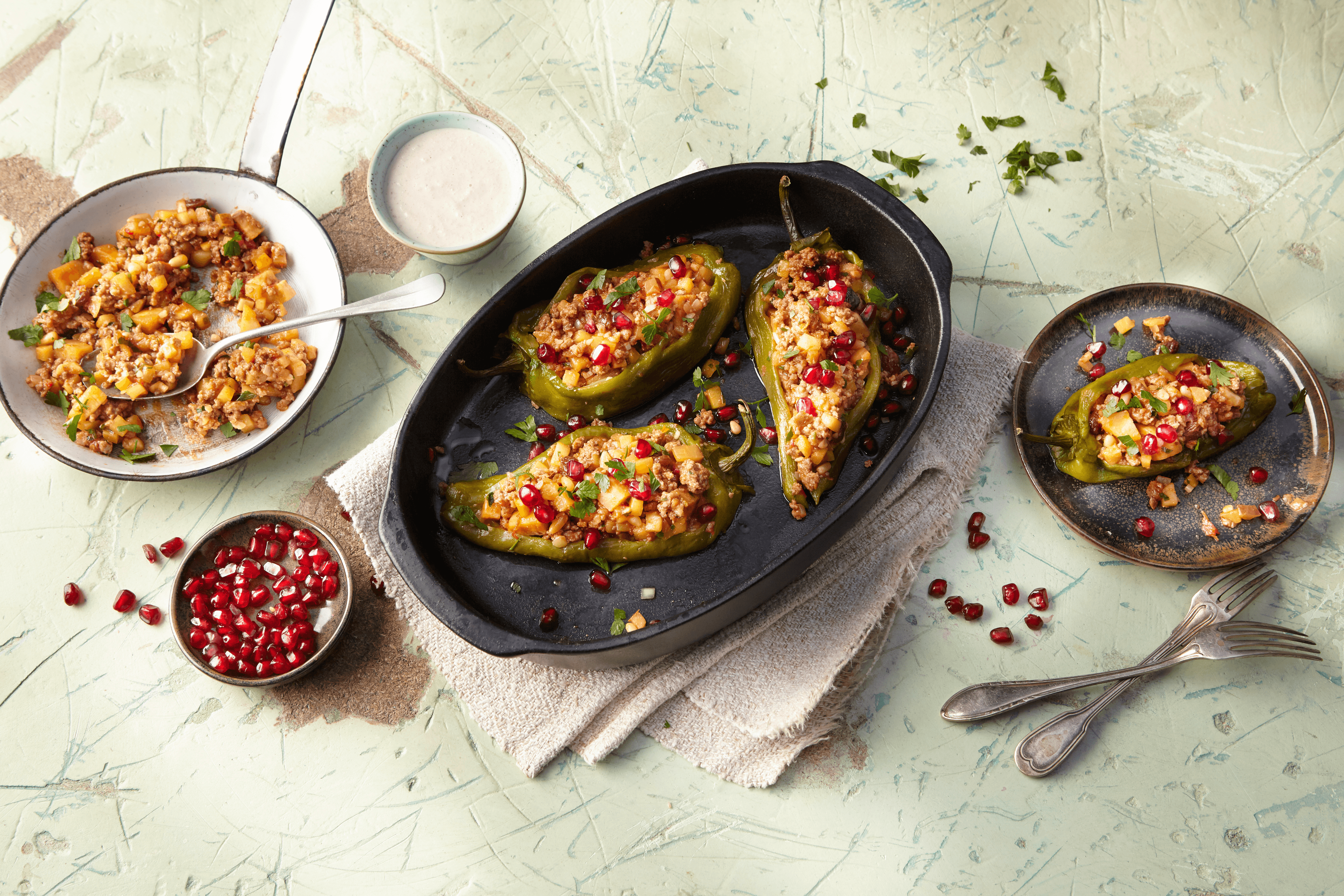 Chiles en nogada: Gefüllte Paprika mit Walnuss-Soße &amp; Granatapfelkernen ...