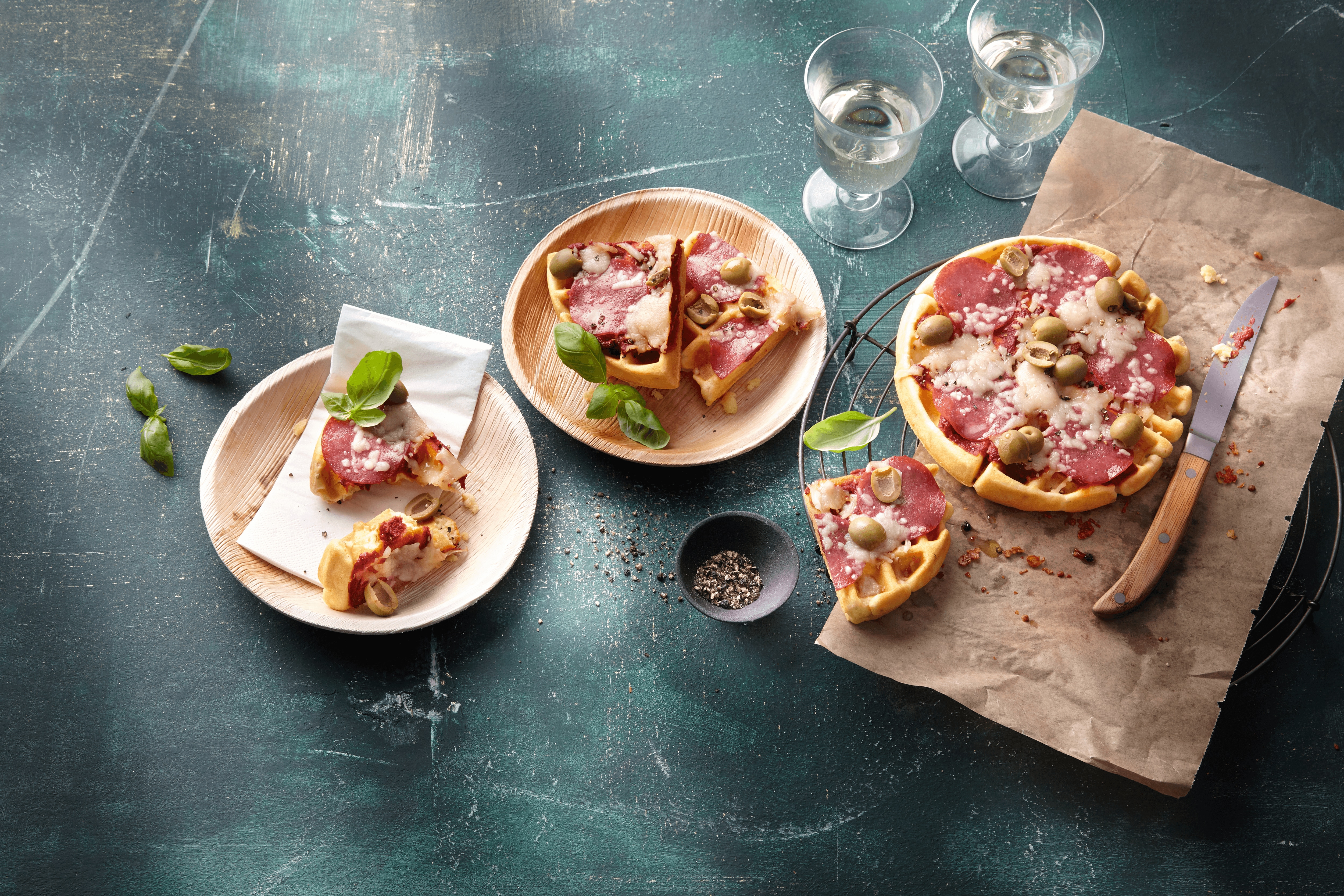 Pizza Waffeln mit Salami und Mozzarella