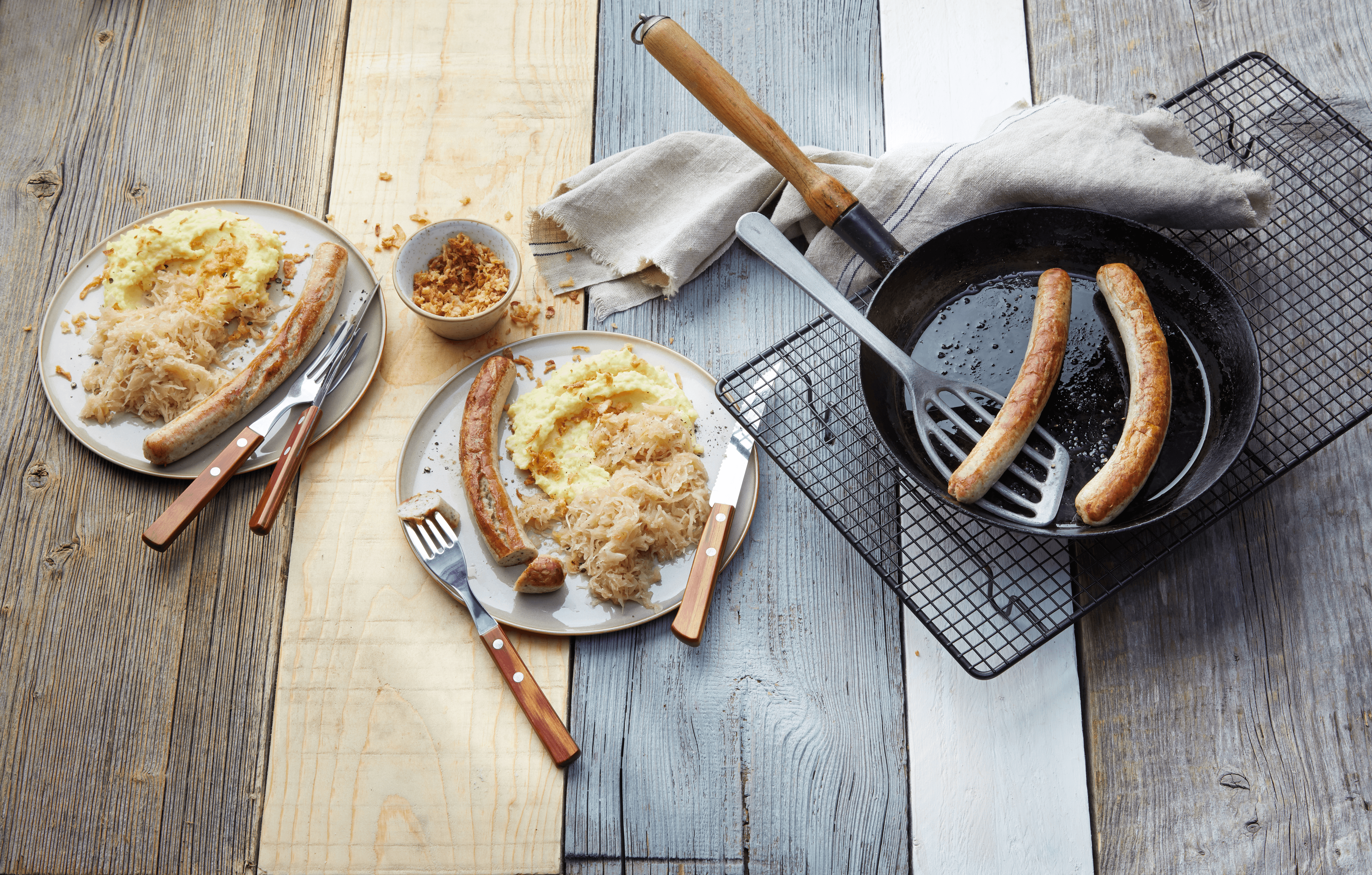 Thüringer Rostbratwurst mit Kartoffelpüree &amp; Sauerkraut Rezept - REWE.de