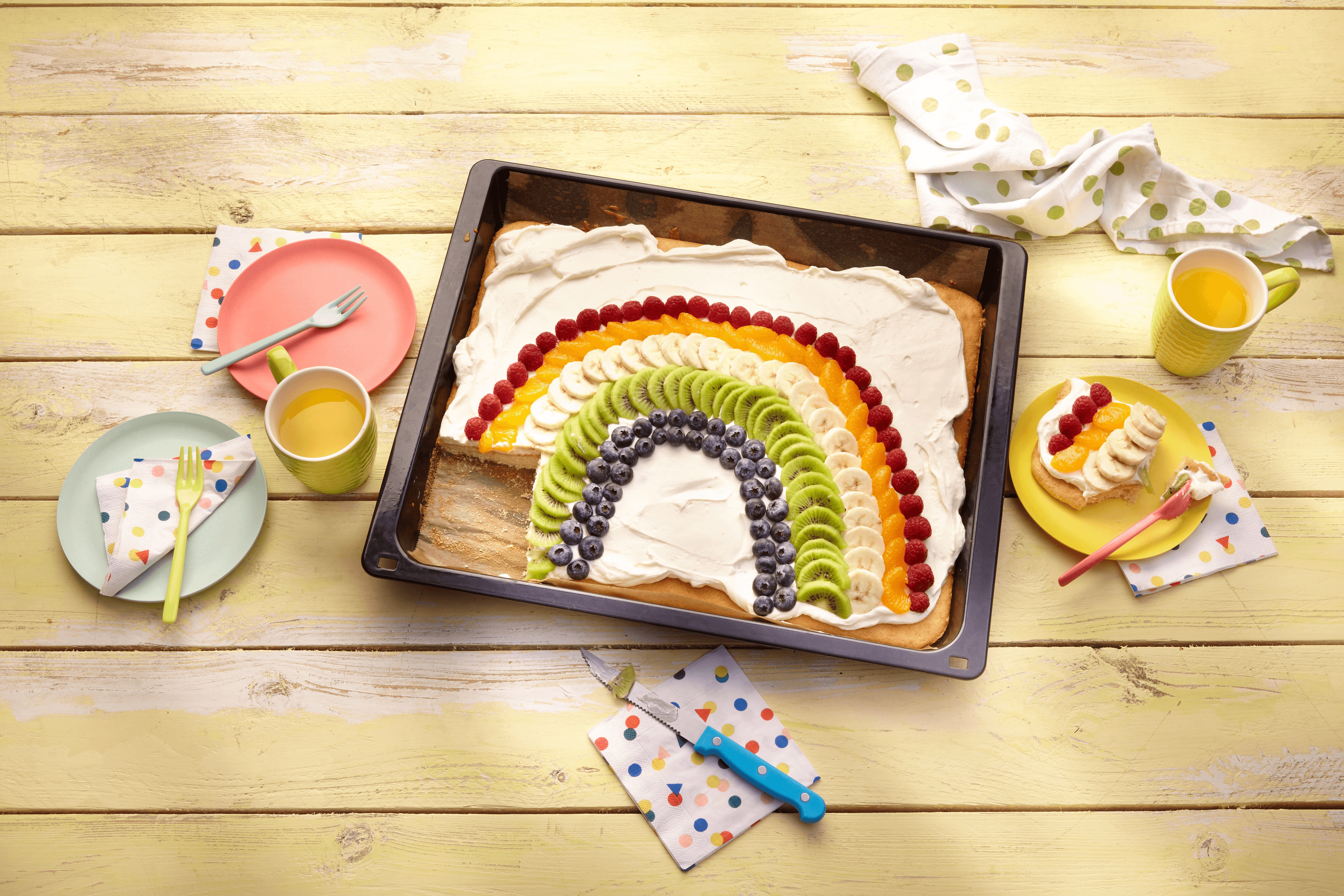 Regenbogen-Blechkuchen mit Obst