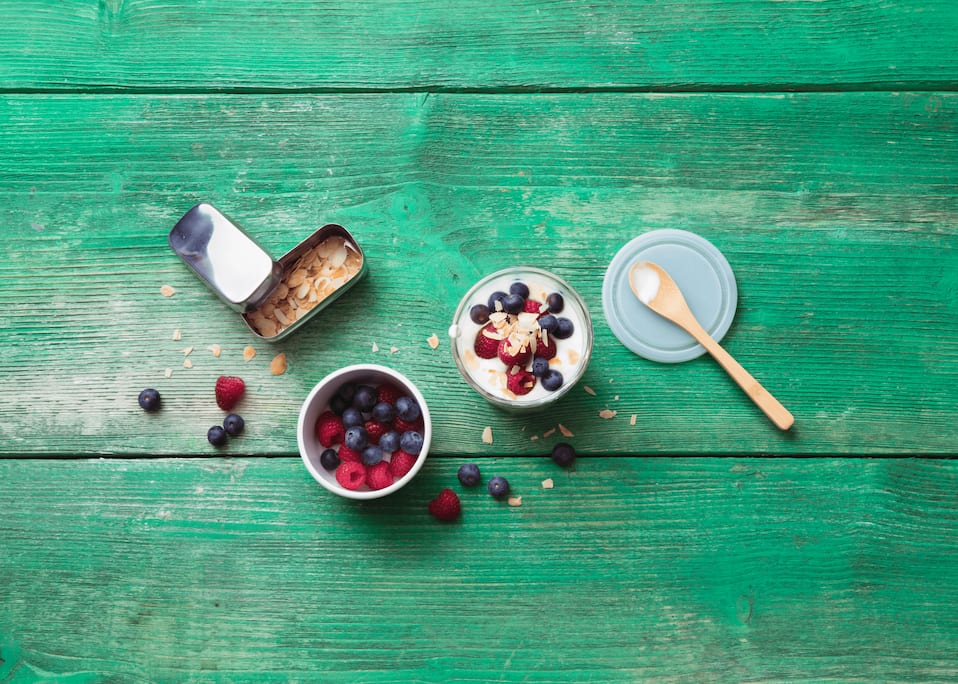 Joghurt mit Himbeeren, Blaubeeren und Mandelknusper