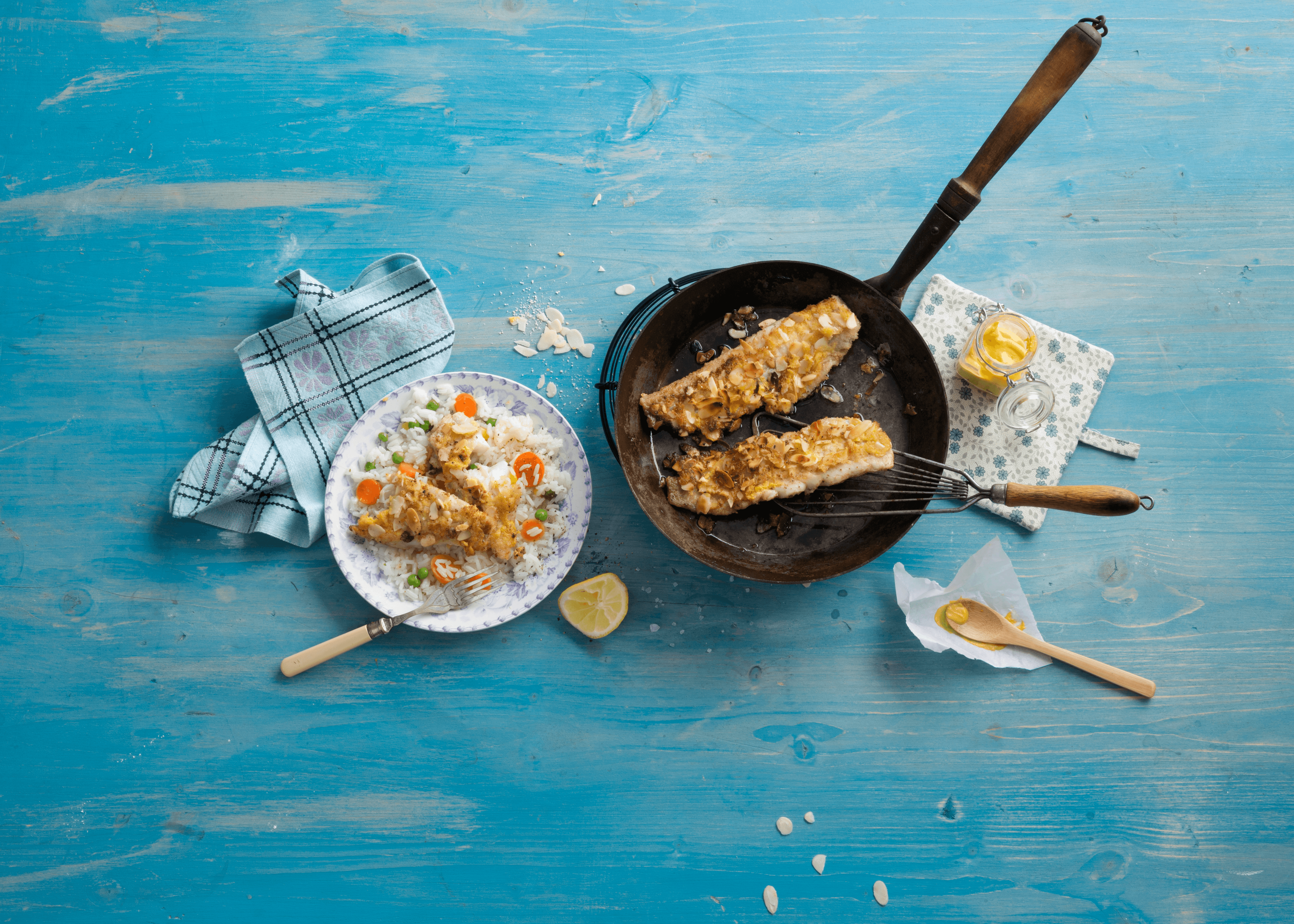 Seelachs in Mandelpanade mit buntem Reis Rezept - REWE.de