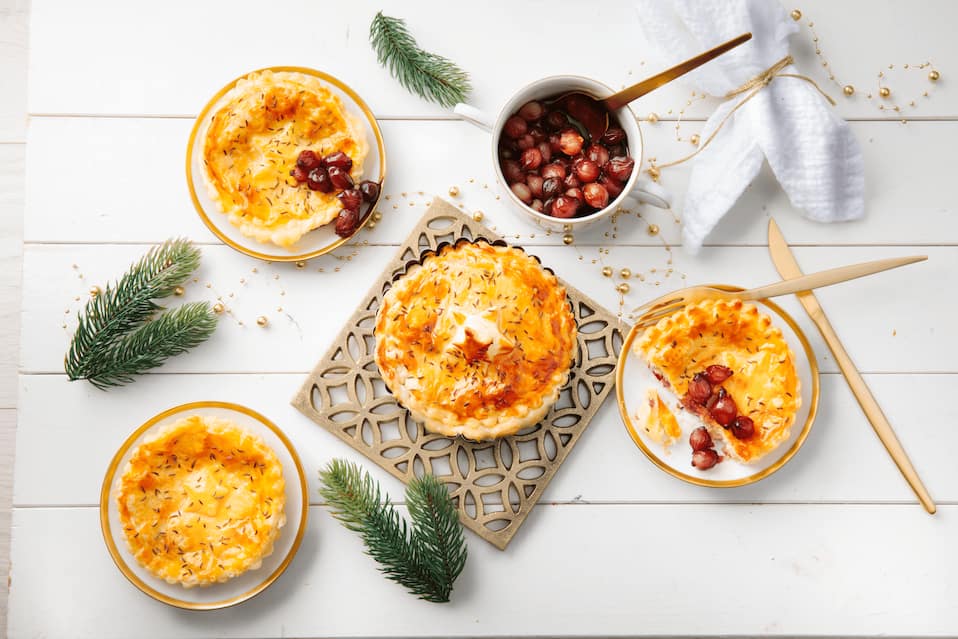 Raclette-Törtchen mit Rotwein-Silberzwiebeln