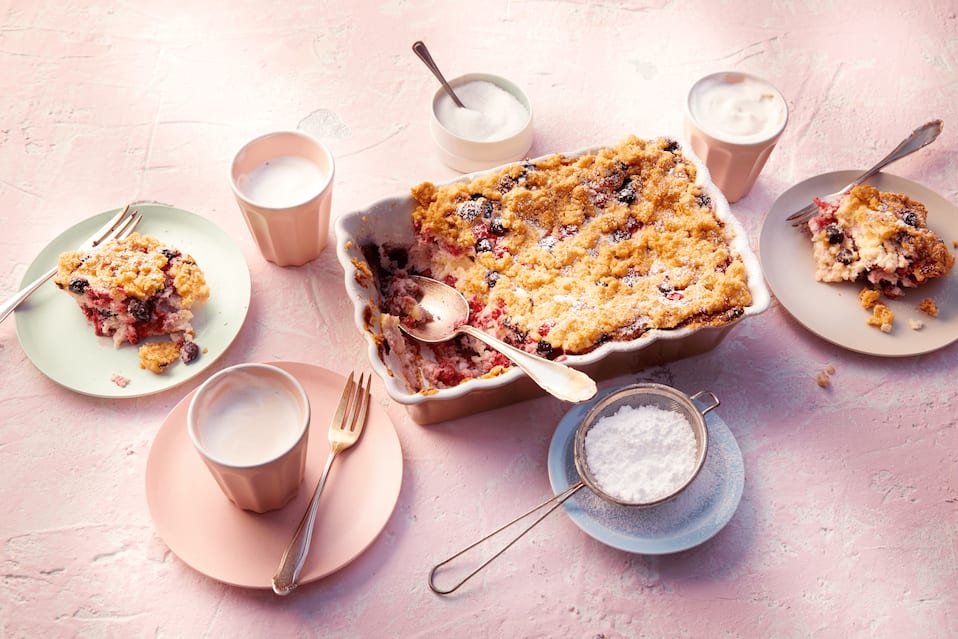 Süßer Quarkauflauf mit Beeren & Streuseln