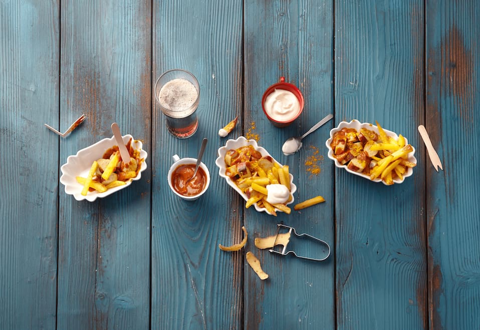 Currywurst mit selbstgemachter Soße, Pommes & Mayonnaise