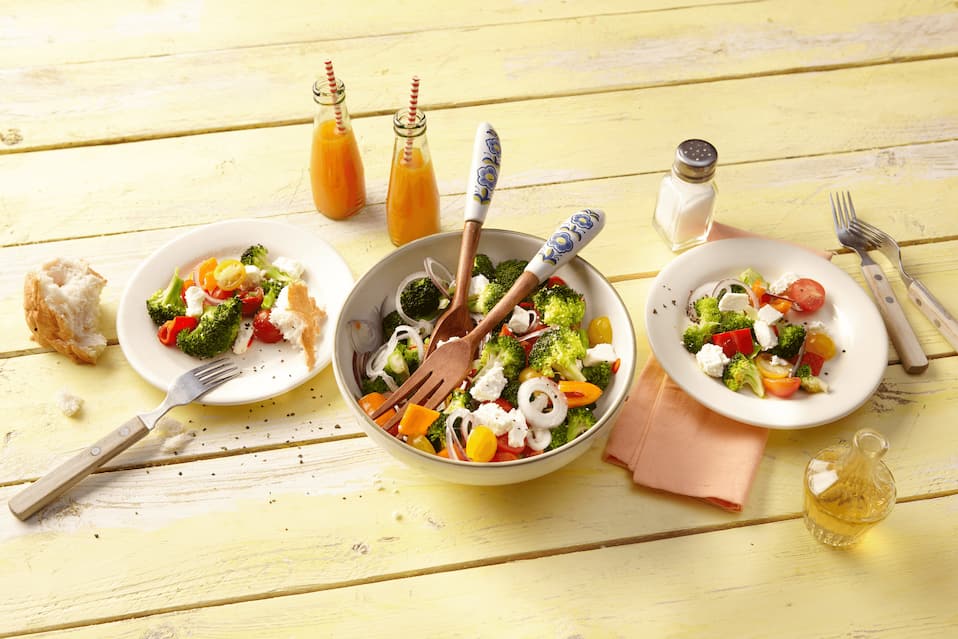 Brokkolisalat mit Schafskäse und bunten Kirschtomaten