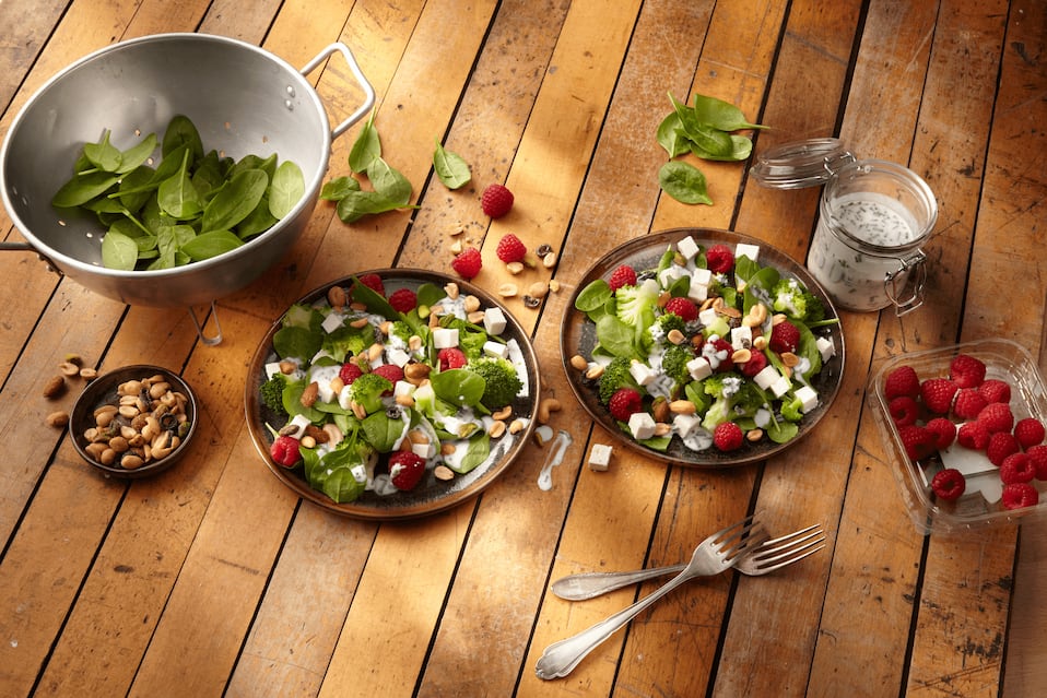 Brokkoli-Spinat-Salat mit Beeren, Feta & Nüssen