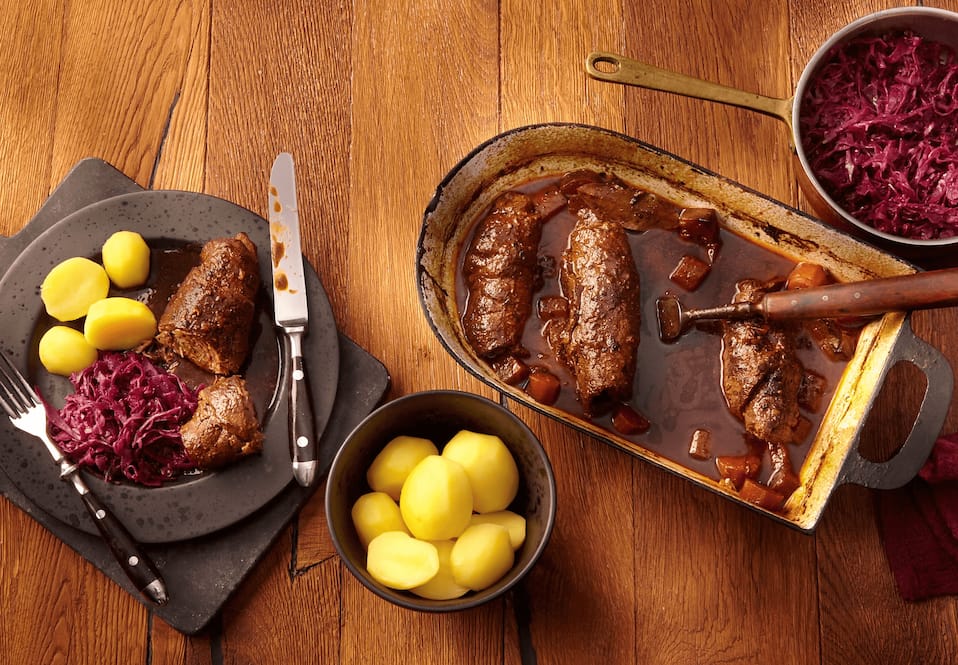 Klassische Rouladen mit Salzkartoffeln und Rotkohl