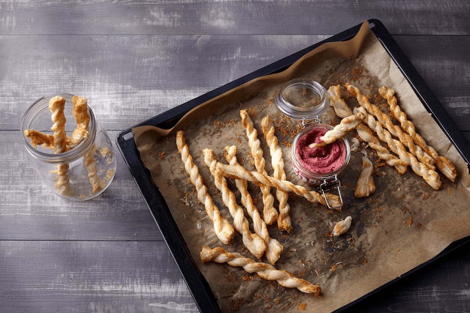 Schnelle Parmesan-Stangen mit Rote-Bete-Hummus