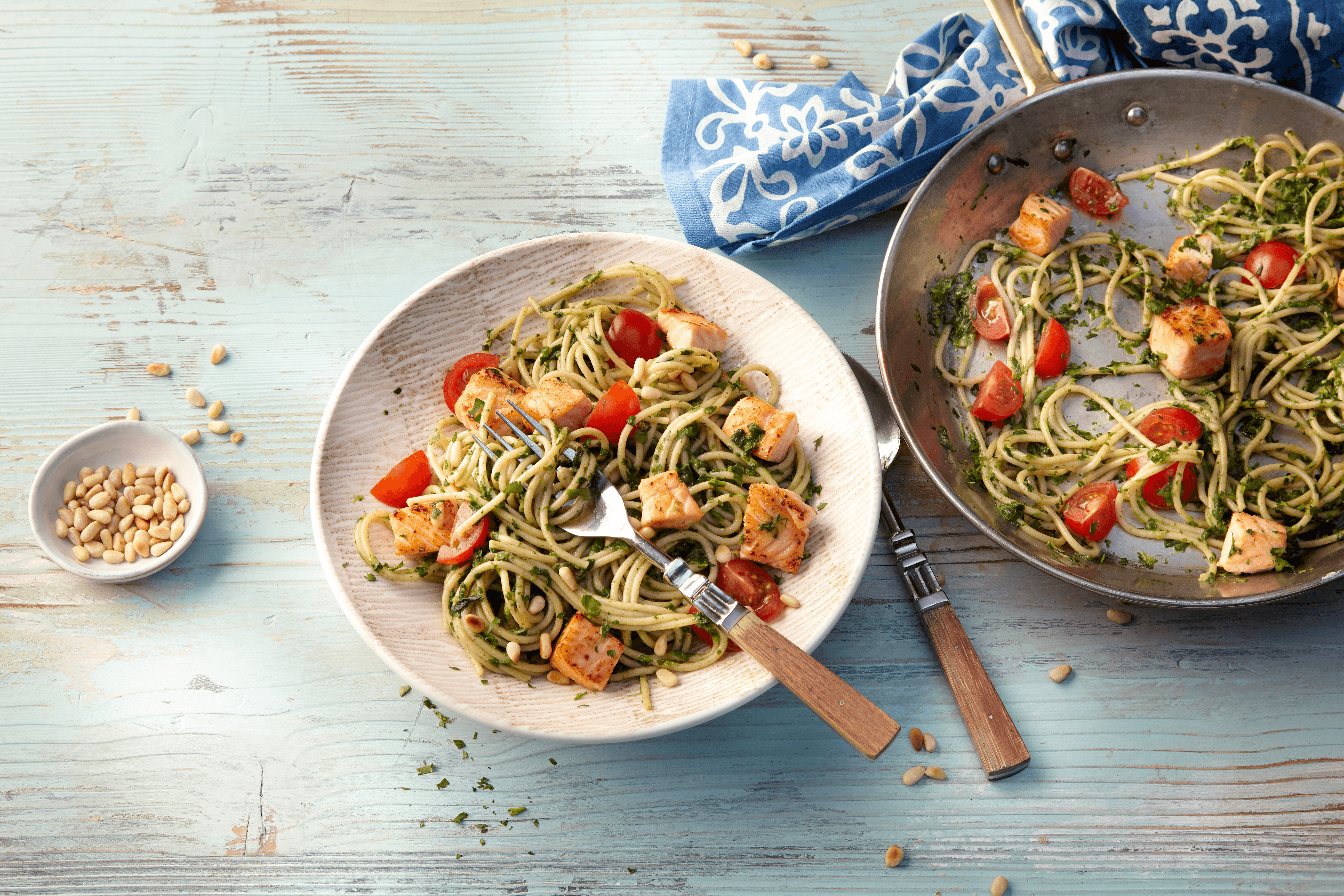 Vollkorn-Spaghetti mit Rahmspinat &amp; Lachs Rezept - REWE.de