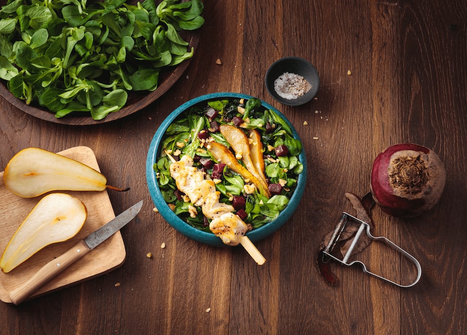 Warmer Feldsalat mit Hähnchenspießen