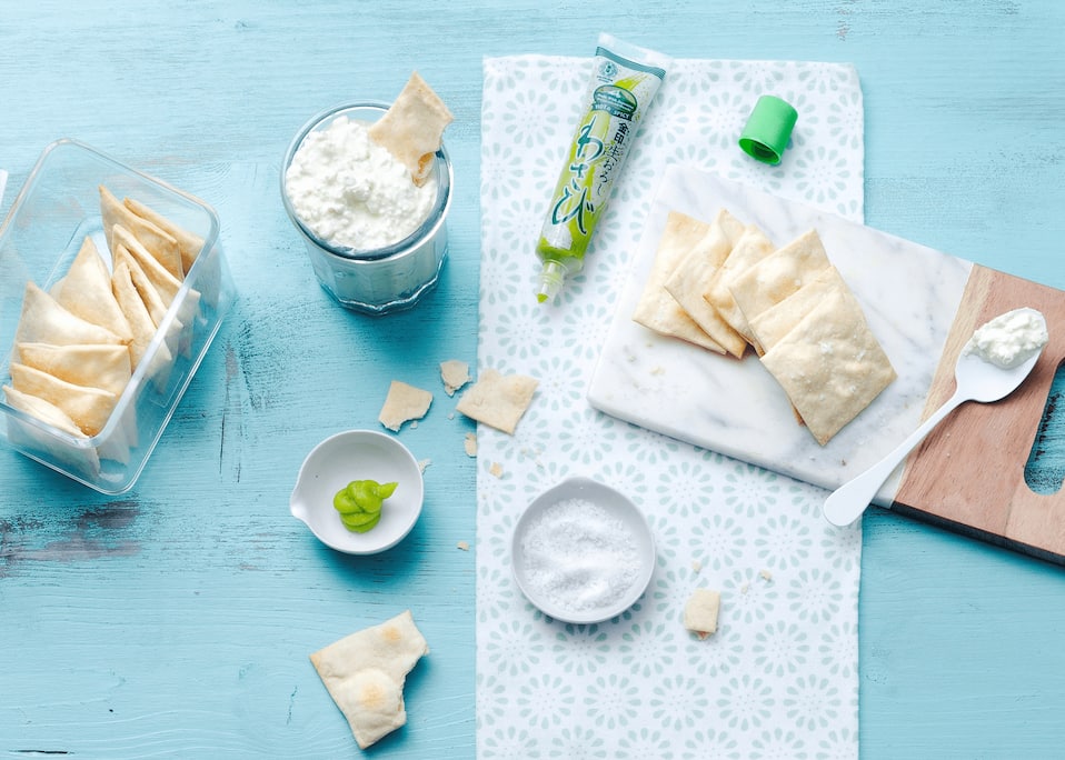 Dinkel-Cracker mit scharfem Frischkäse-Dip