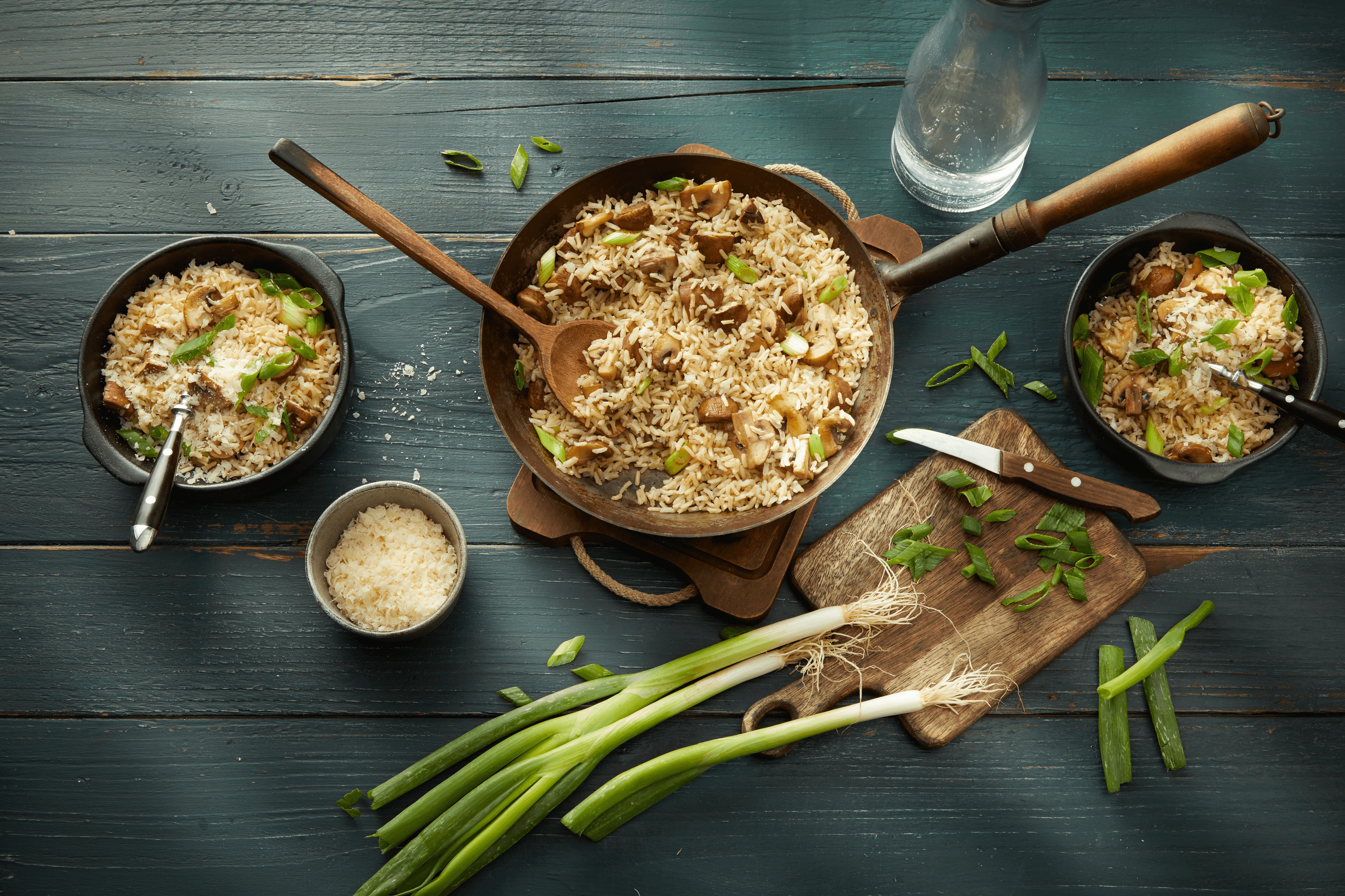 Reispfanne mit Pilzen und Frühlingszwiebeln
