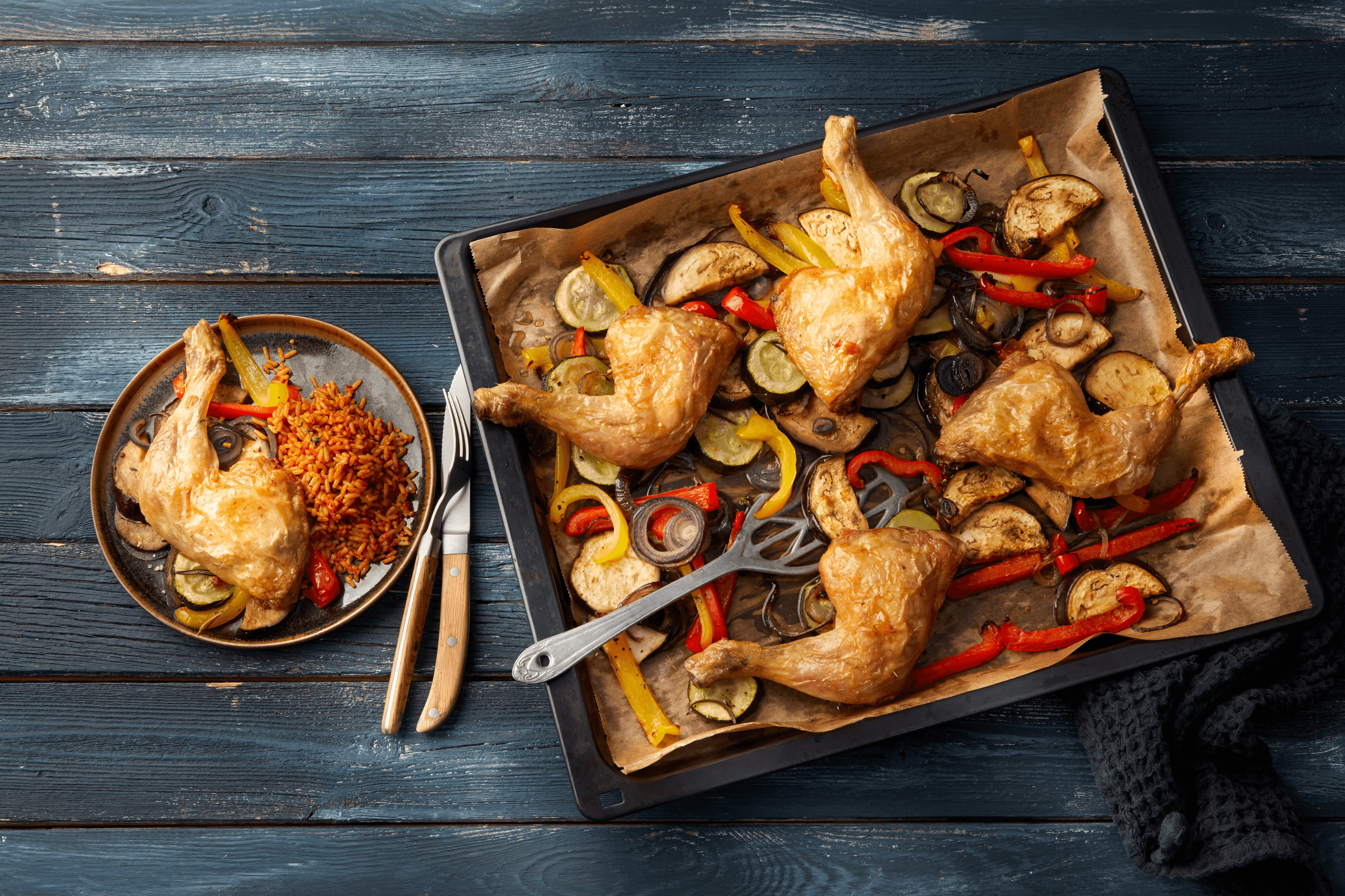 Würzig-scharfe Hähnchenschenkel mit mediterranem Reis &amp; Ofengemüse ...