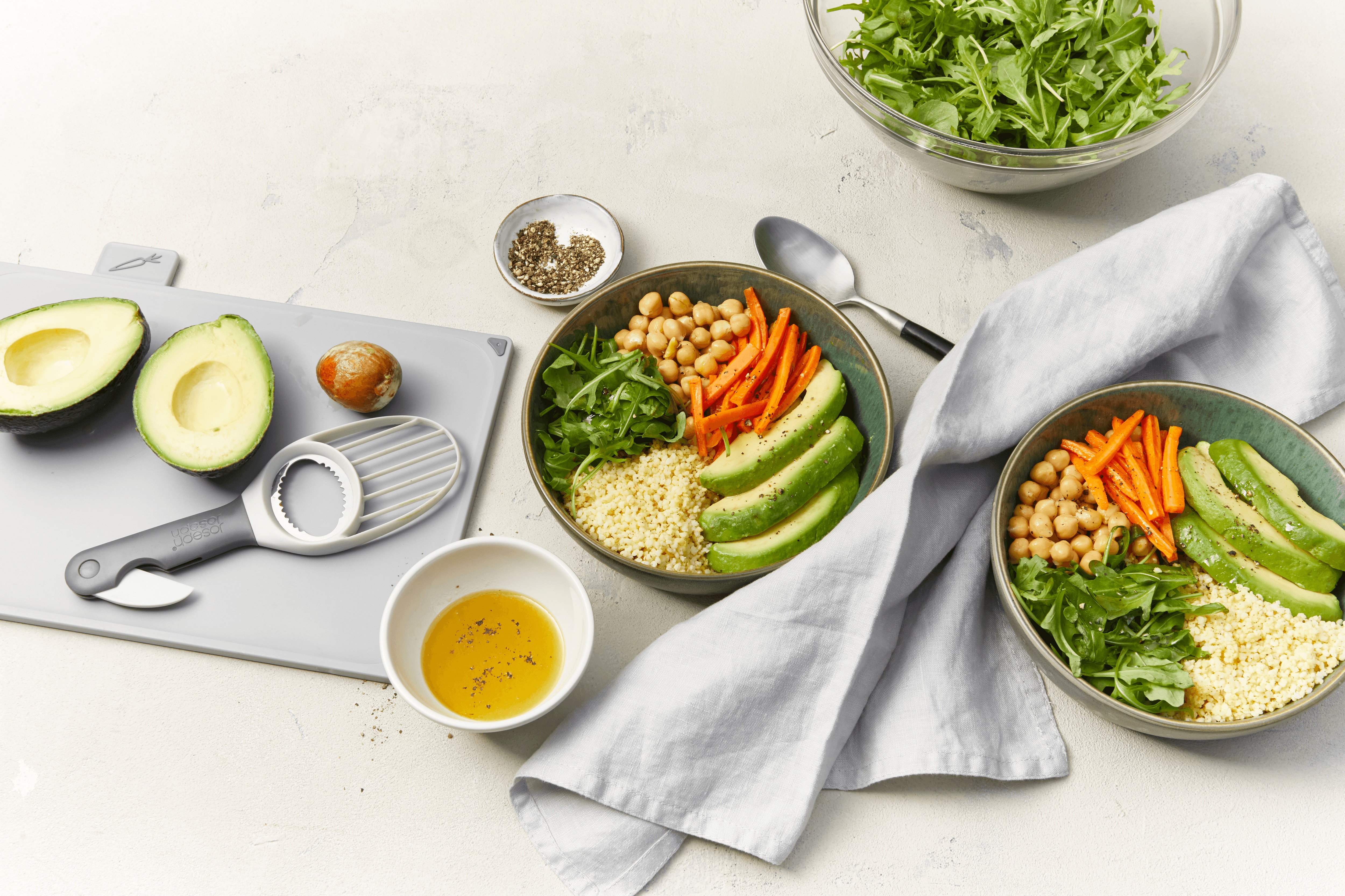 Bunte Bowl mit Gemüse, Hirse und Avocado