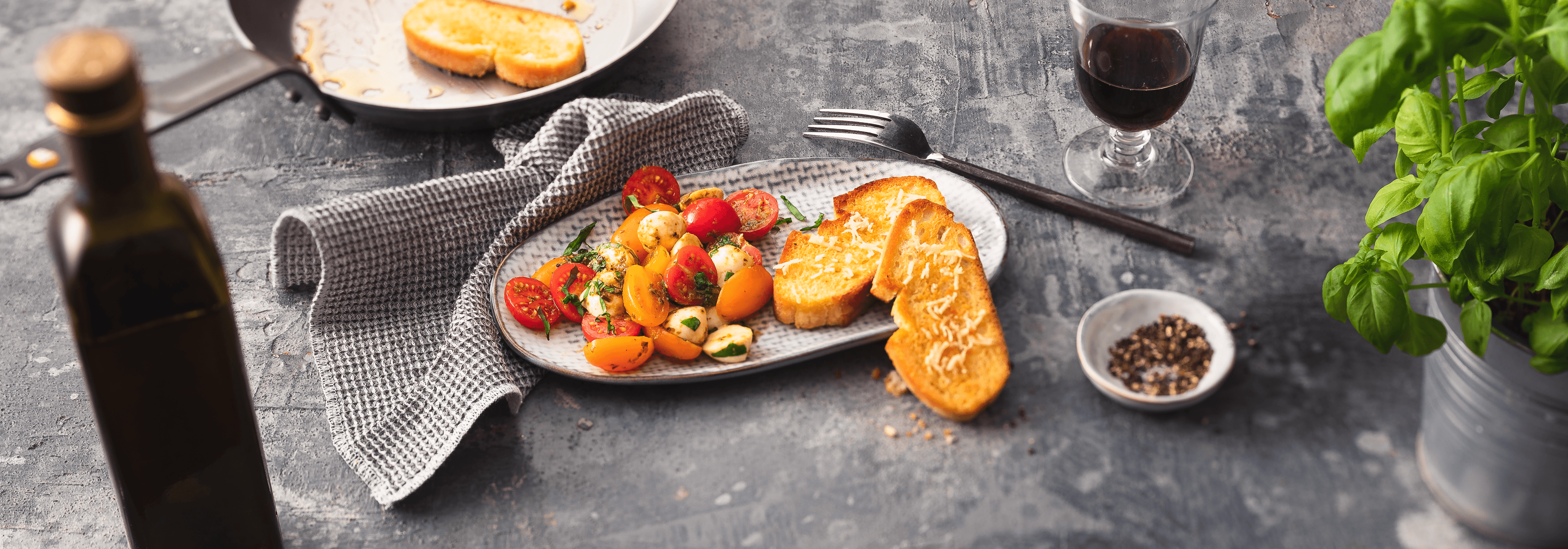 Tomatensalat Caprese mit geröstetem Weißbrot Rezept - REWE.de