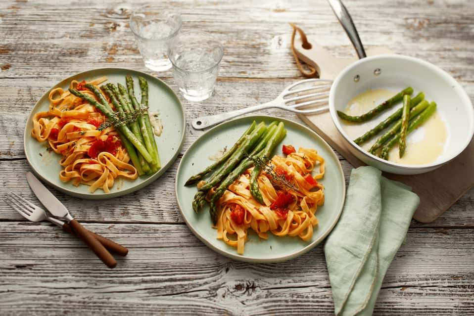 Pasta mit Tomatensugo und grünem Spargel