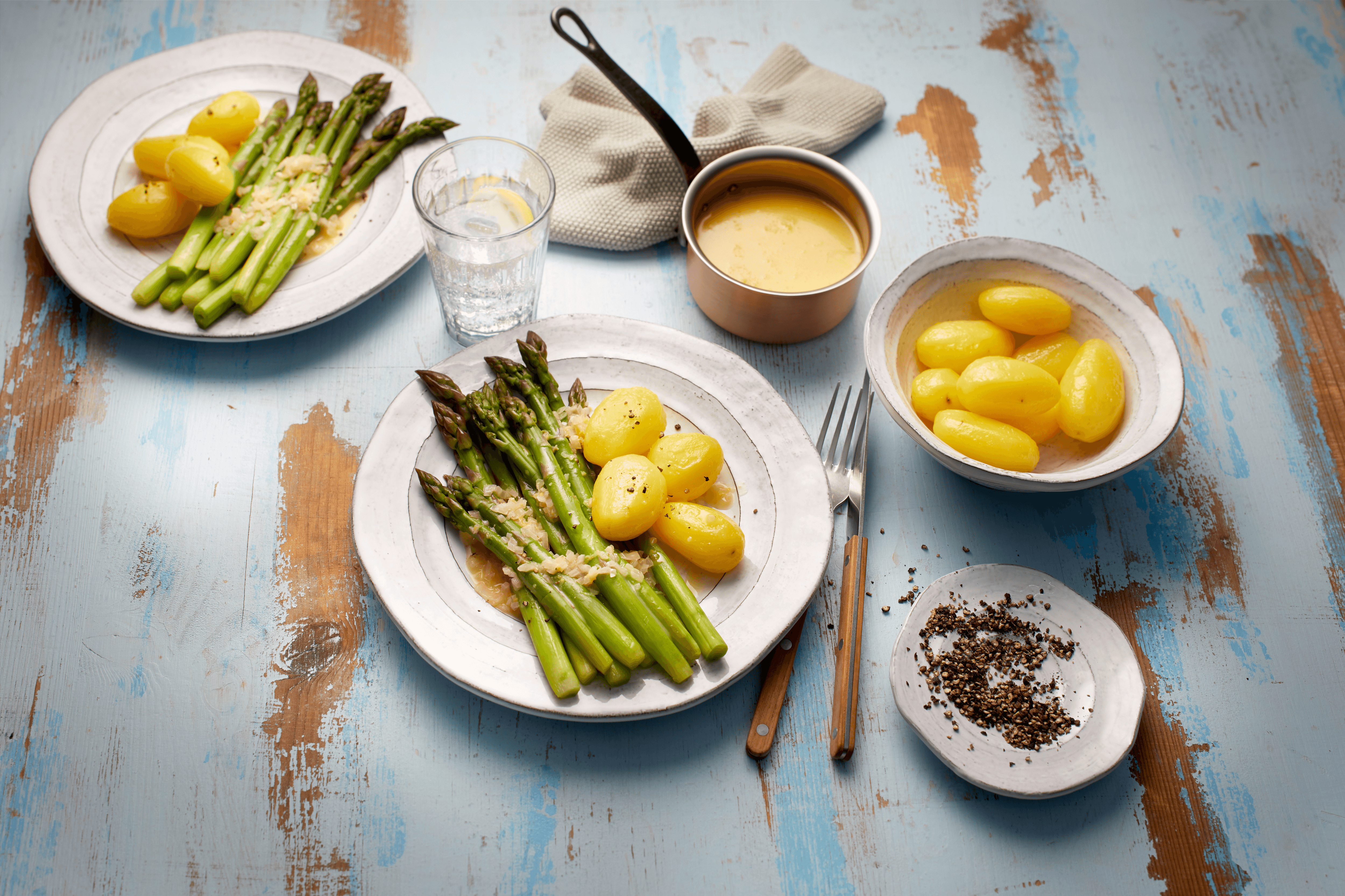 Grüner Spargel mit Zitronen-Buttersauce und jungen Kartoffeln Rezept ...