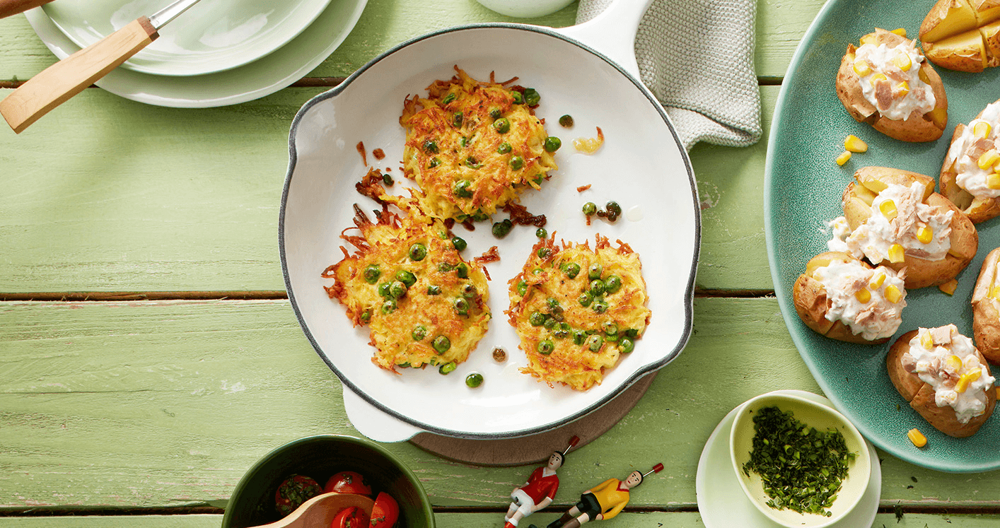 Erbsenpuffer mit Kirschtomatensalat und Dip Rezept - REWE.de