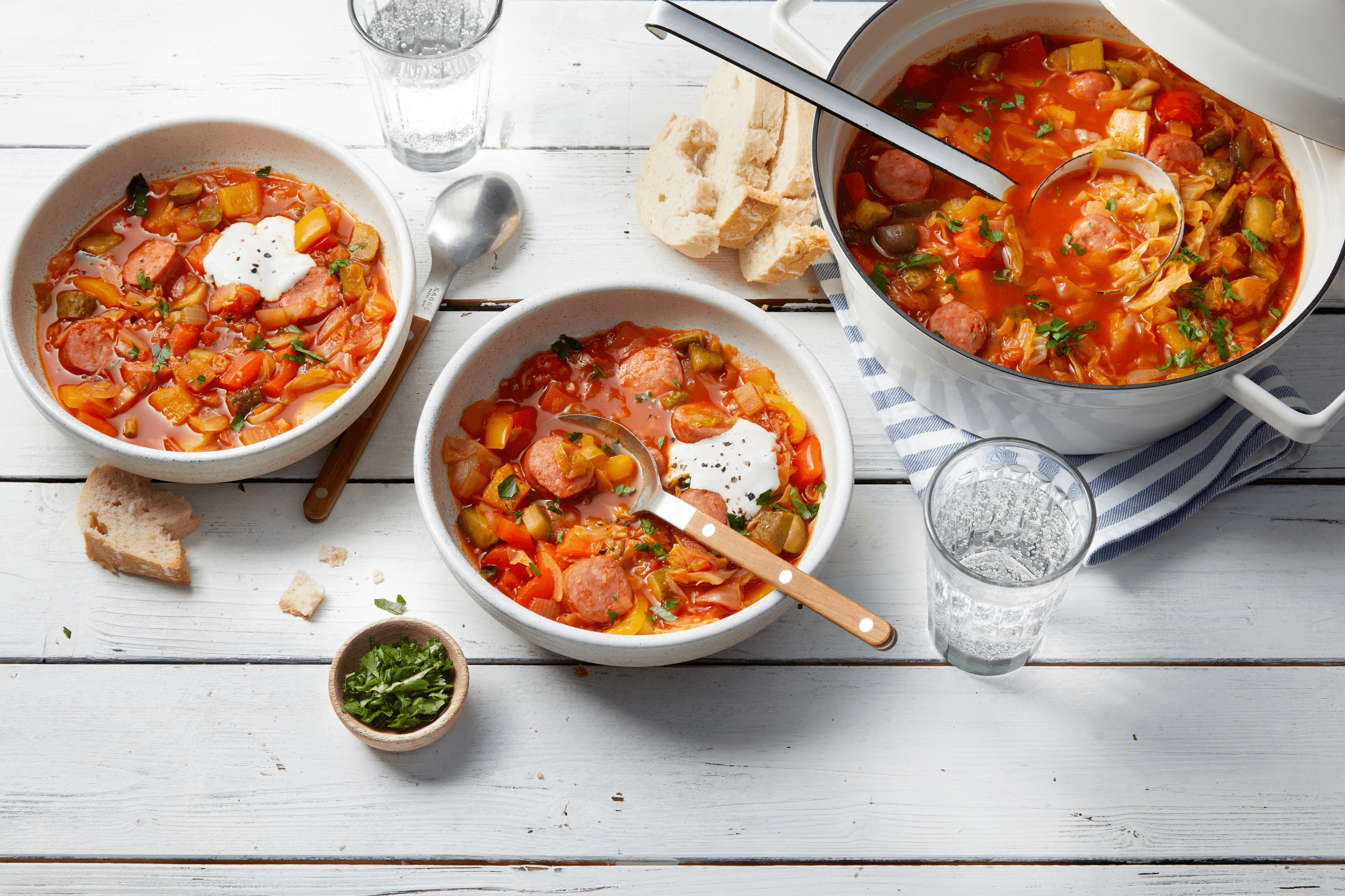 Paprika-Kohl-Eintopf mit Mettwürstchen Rezept - REWE.de