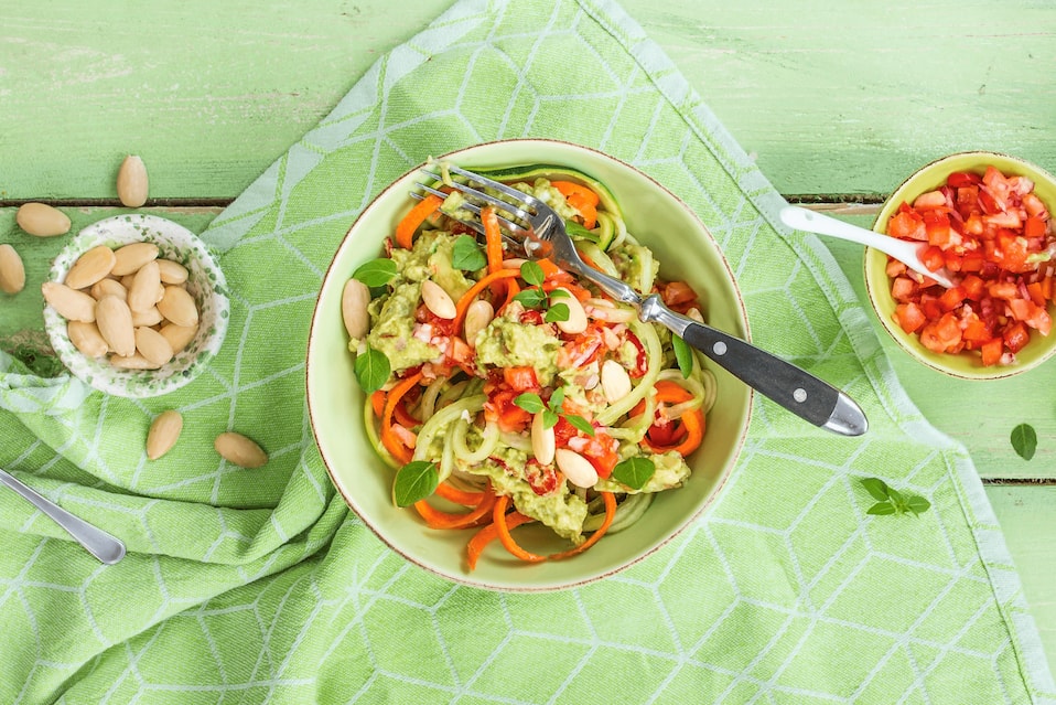 Gemüse-Spaghetti mit scharfer Avocadocreme