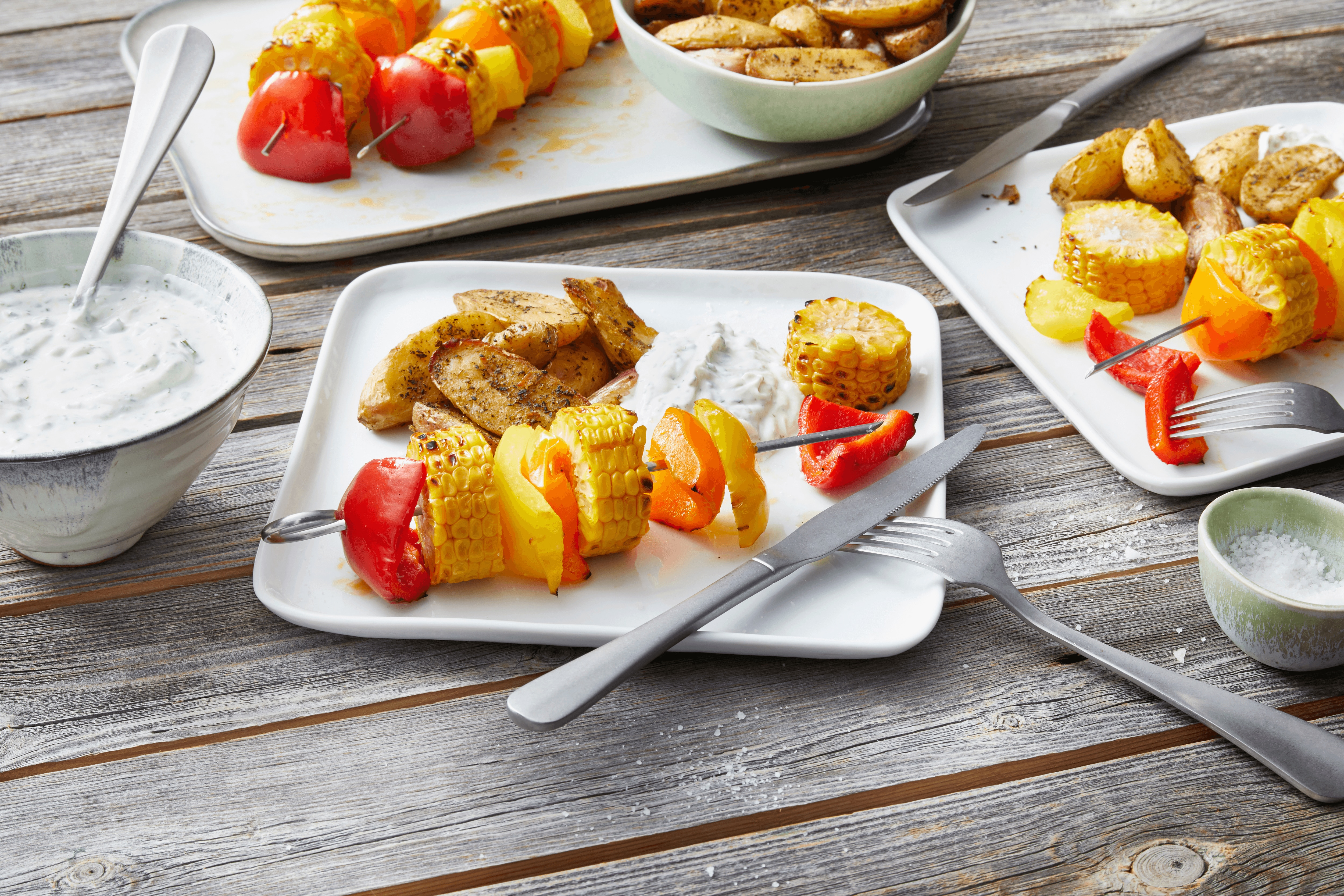 Knoblauch-Kartoffeln mit Kräuterquark und Mais-Paprika-Spießen