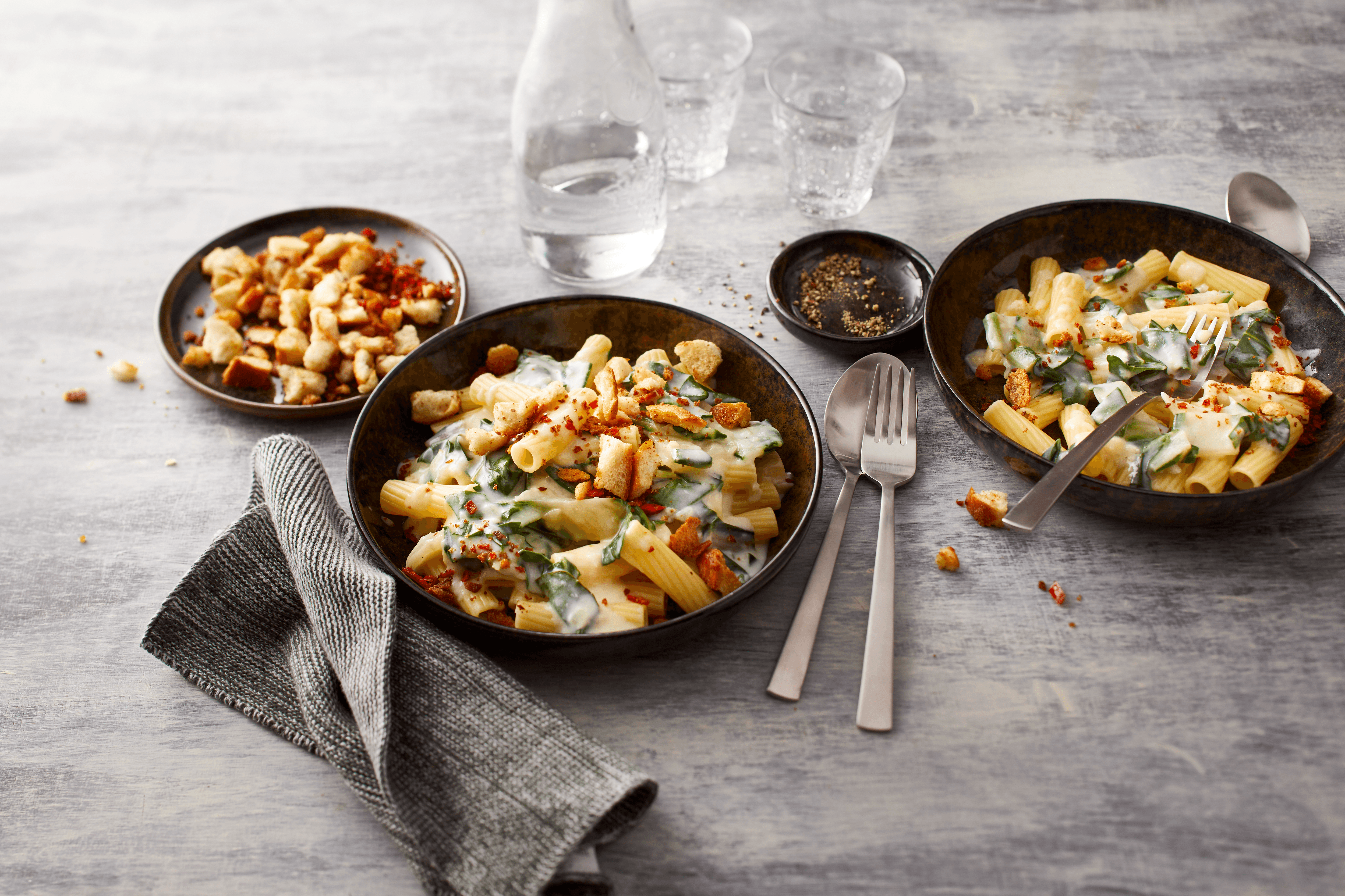 Pasta mit Mangold und Chili-Croûtons Rezept - REWE.de