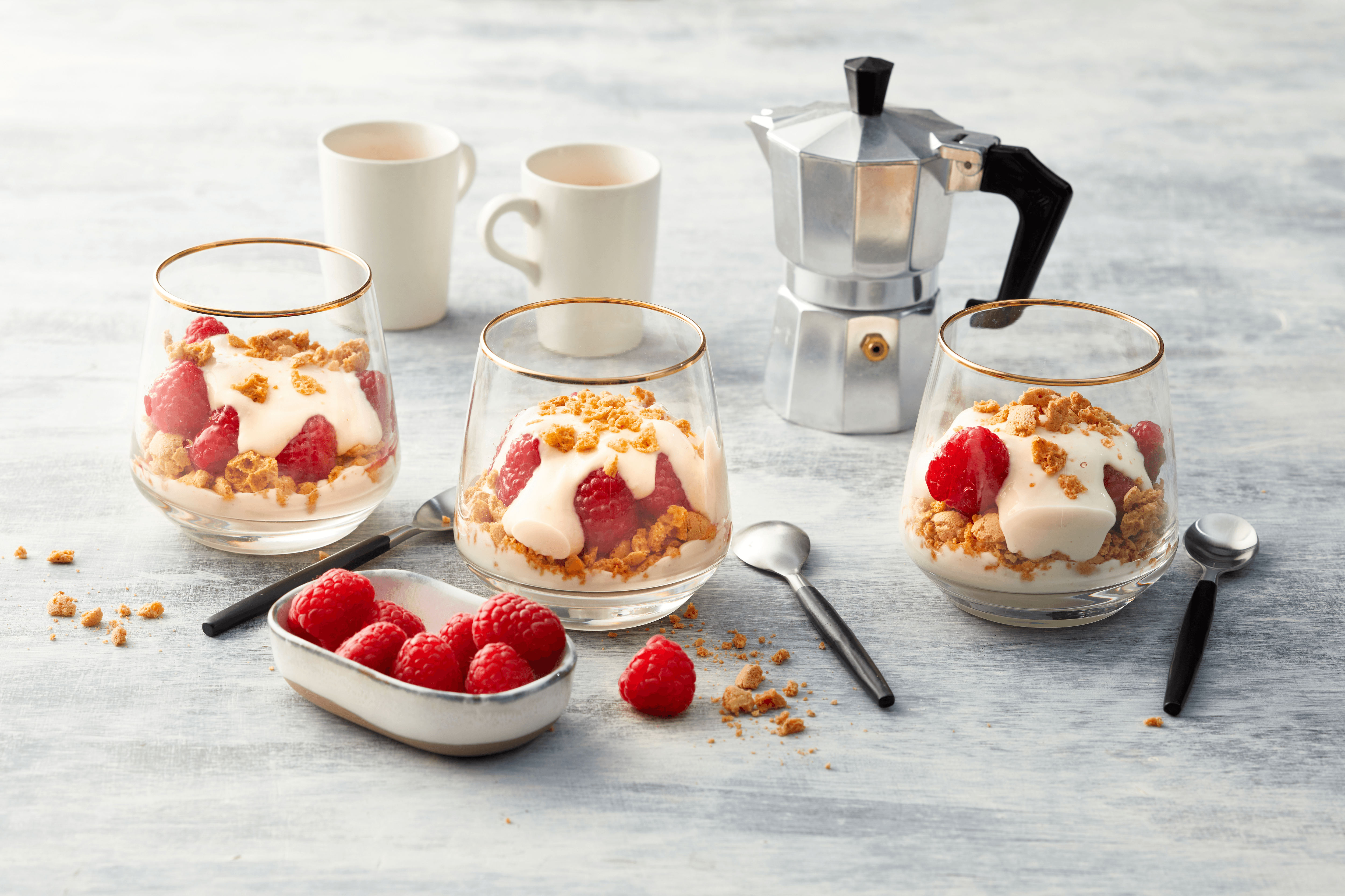 Vanillecreme mit Himbeeren und Amarettini Rezept - REWE.de