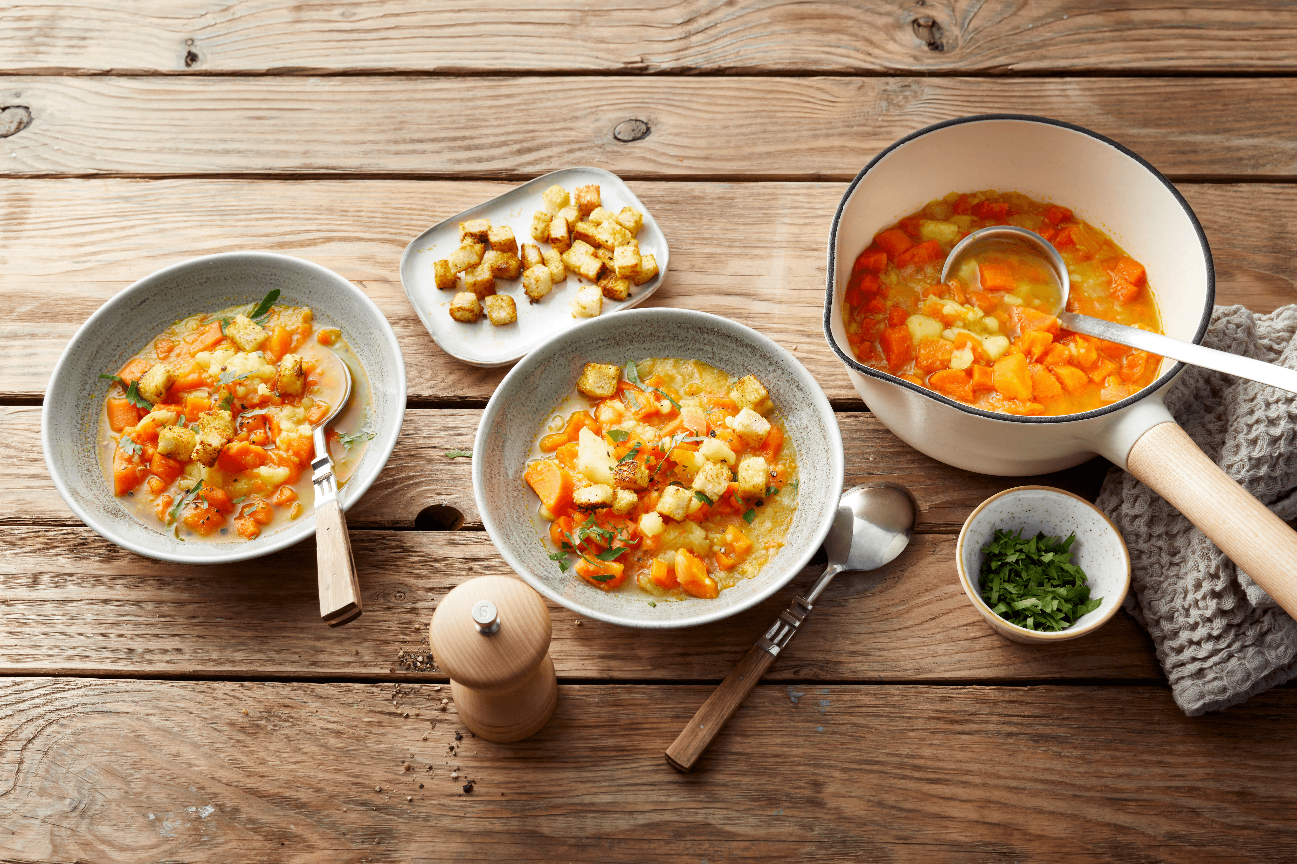 Möhrensuppe mit Kartoffeln und Curry-Croûtons Rezept - REWE.de