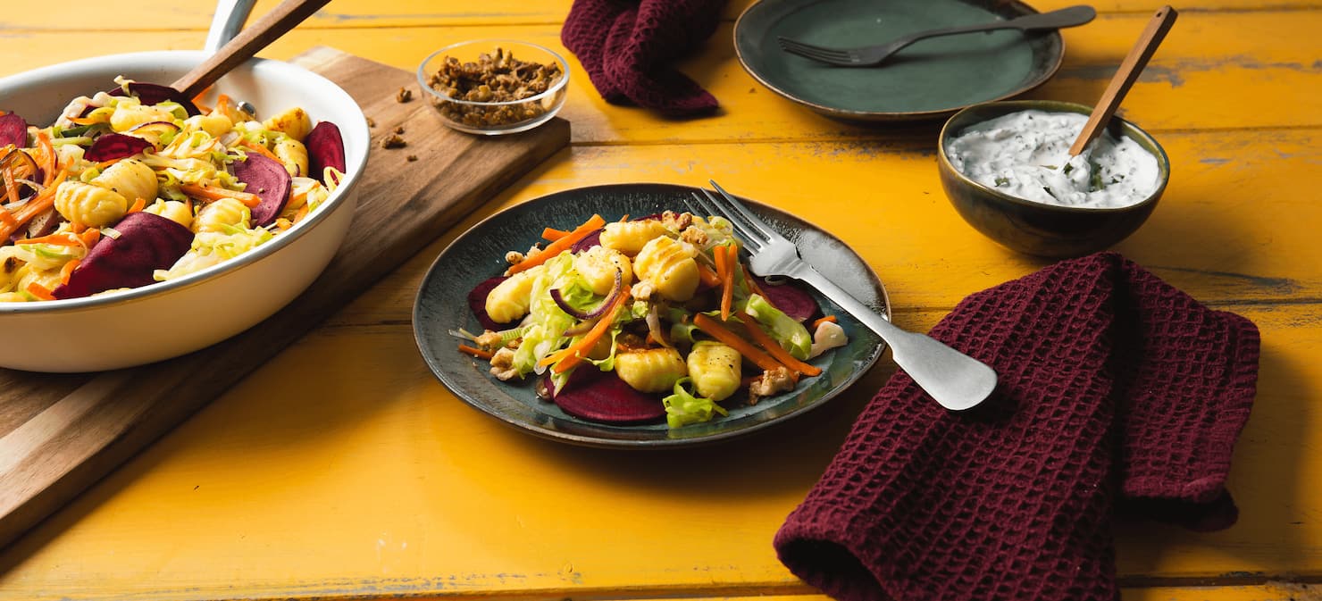 Wintergemüse-Gnocchi-Pfanne mit Kräuterdip