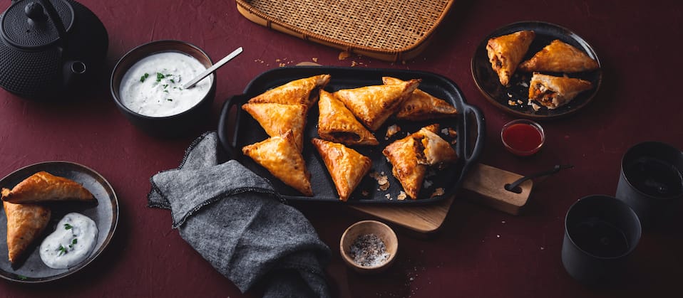 Asiatische Spinat-Hackfleisch-Taschen mit Koriander-Dip