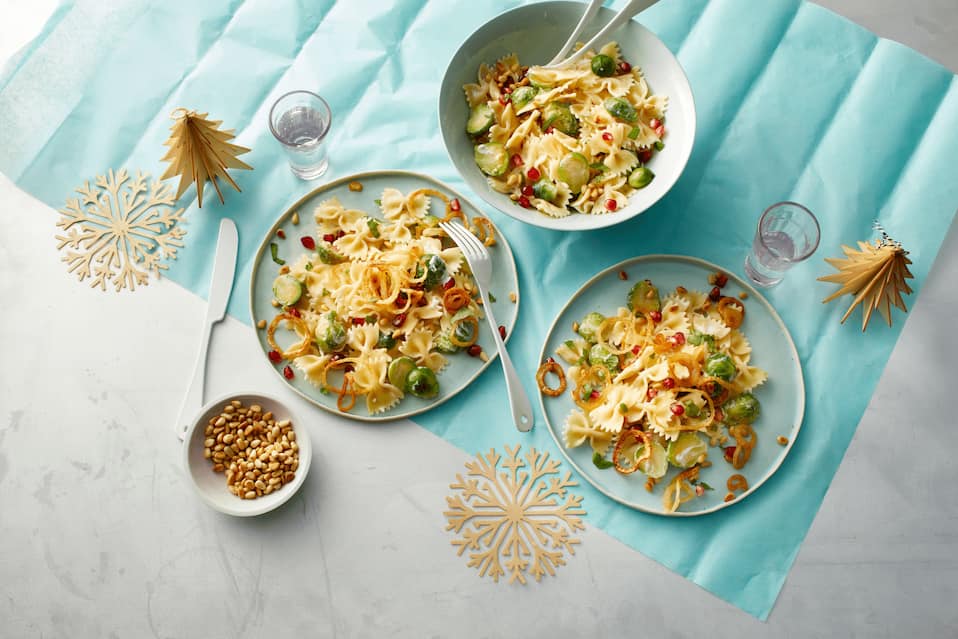 Farfalle-Salat mit Rosenkohl, Granatapfel & karamellisierten Honig-Zwiebeln
