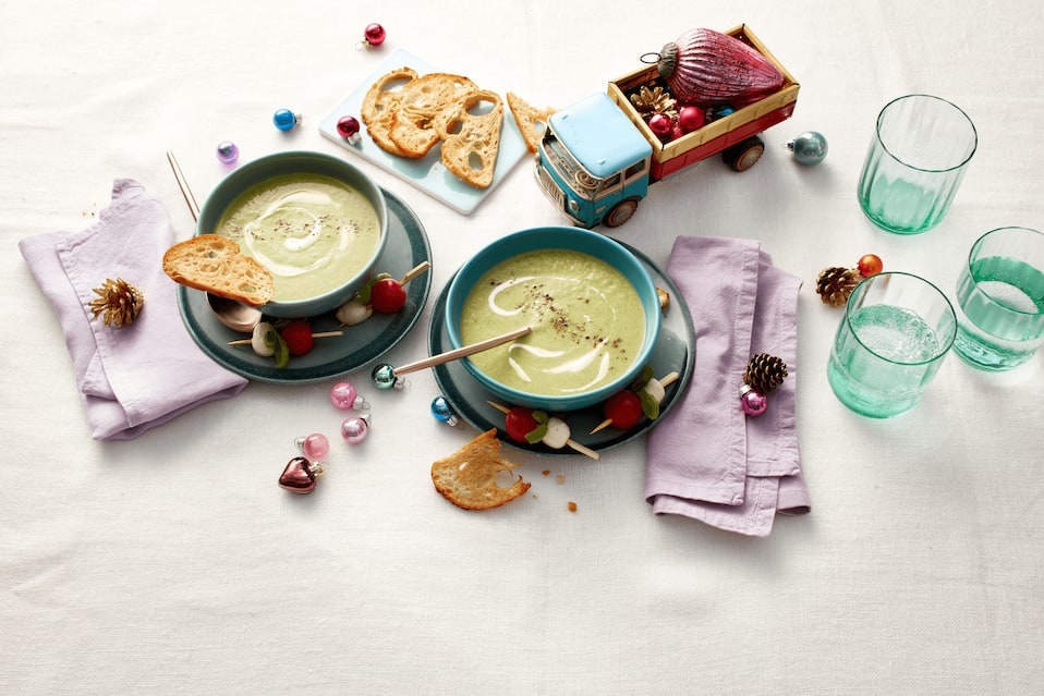 Brokkoli-Cremesuppe mit Schmandklecks, rot-weißen Spießen und Brotchips