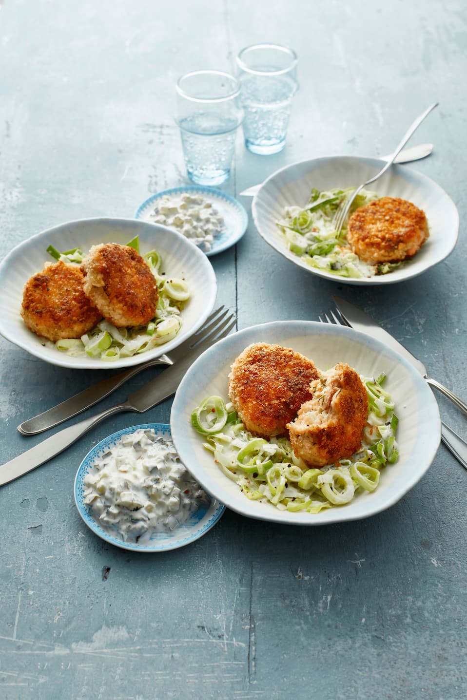 Käsefrikadellen mit Salat Rezept - REWE.de