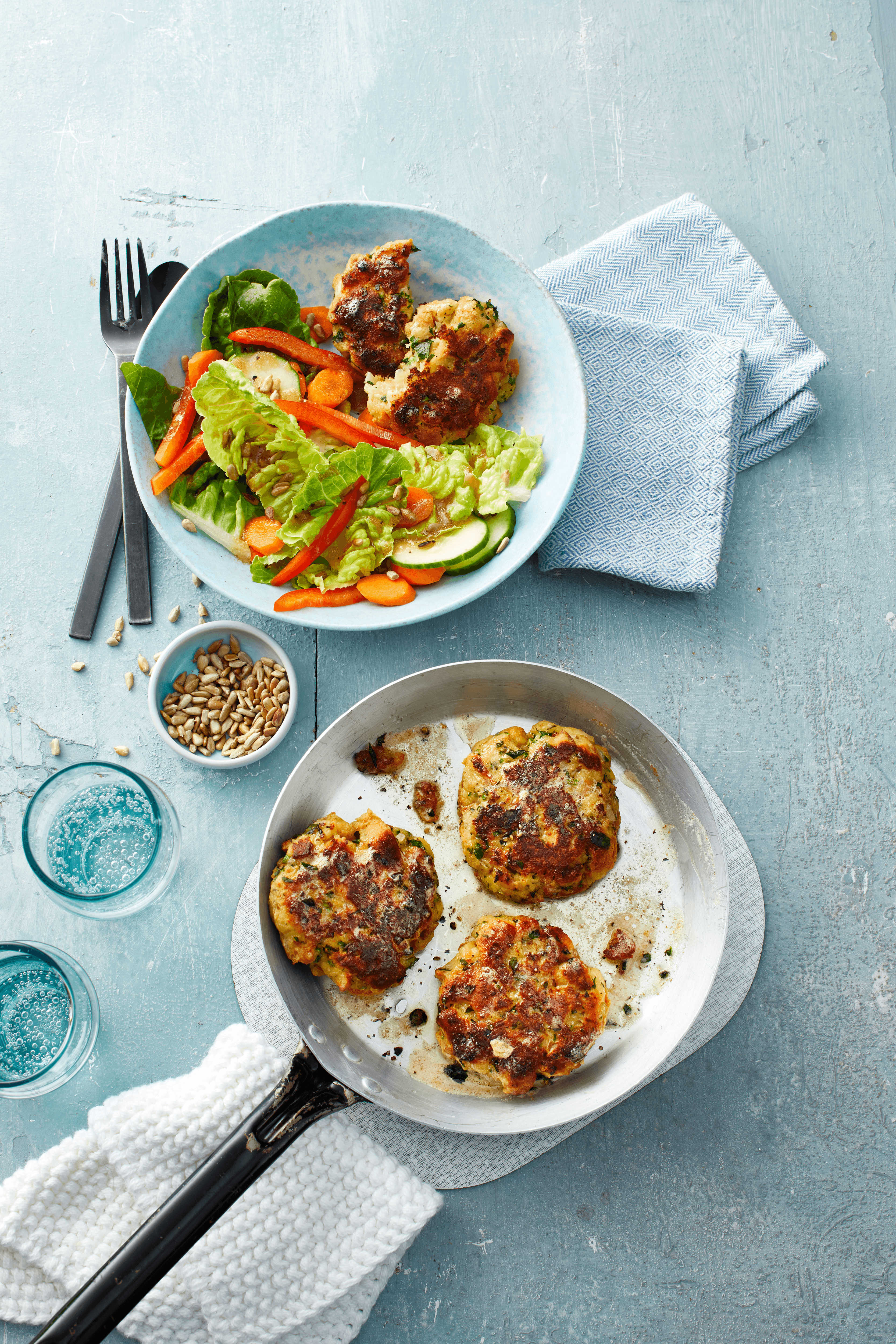 Käsefrikadellen mit Salat Rezept - REWE.de