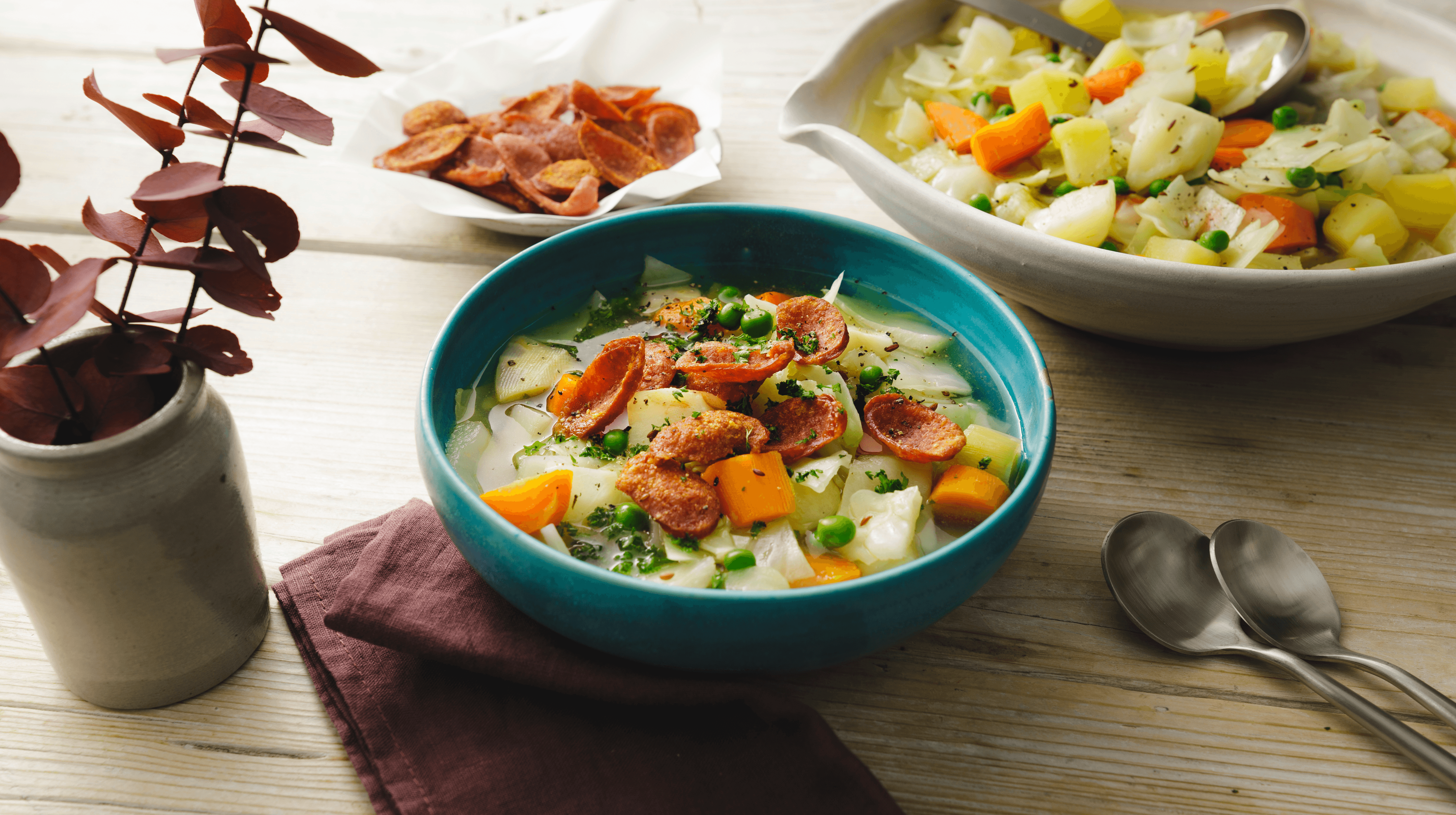 Weißkohl-Gemüsesuppe mit Würstchen-Chips Rezept - REWE.de