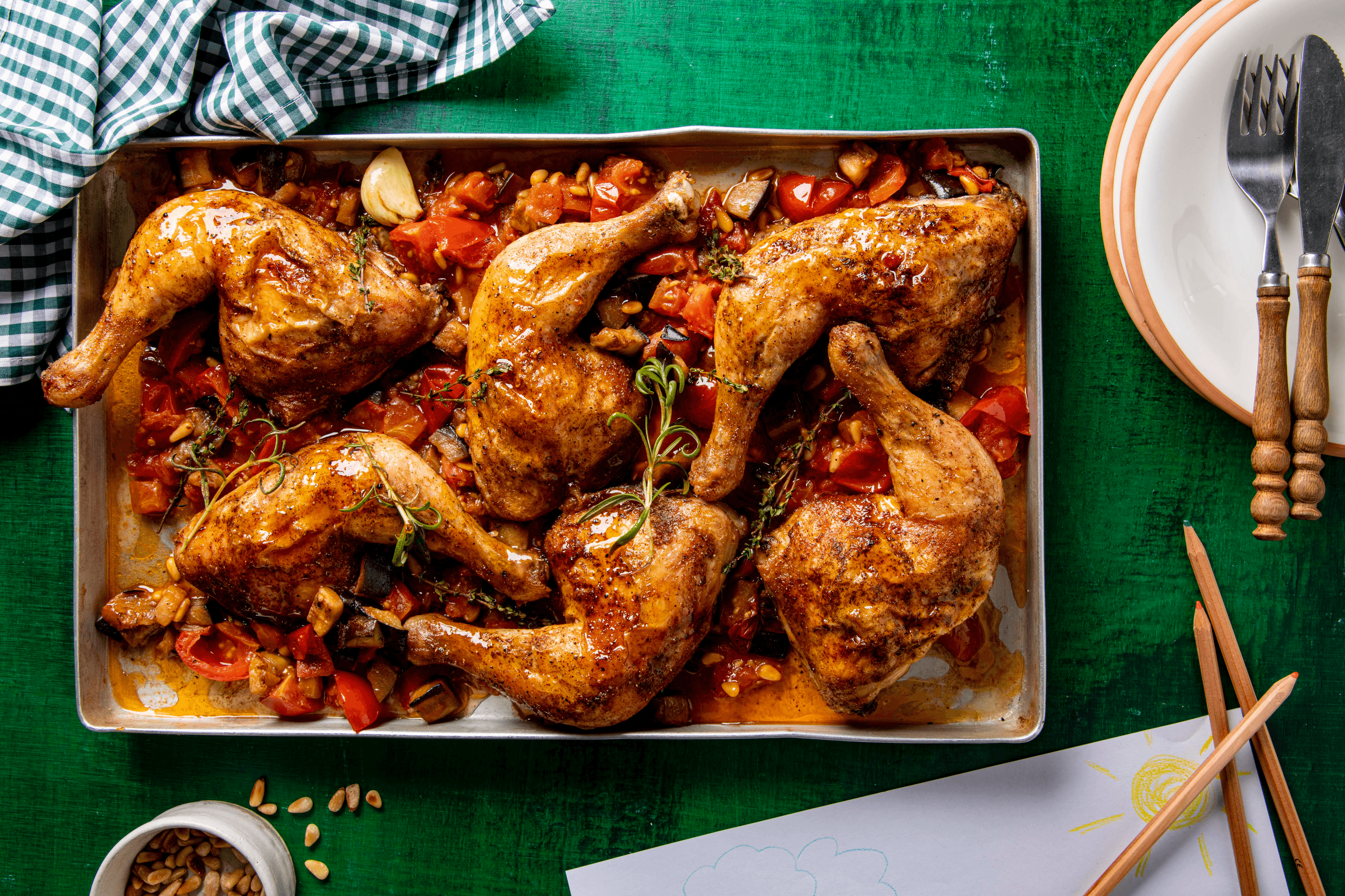 Hähnchenkeulen auf Auberginen und Tomaten Rezept - REWE.de