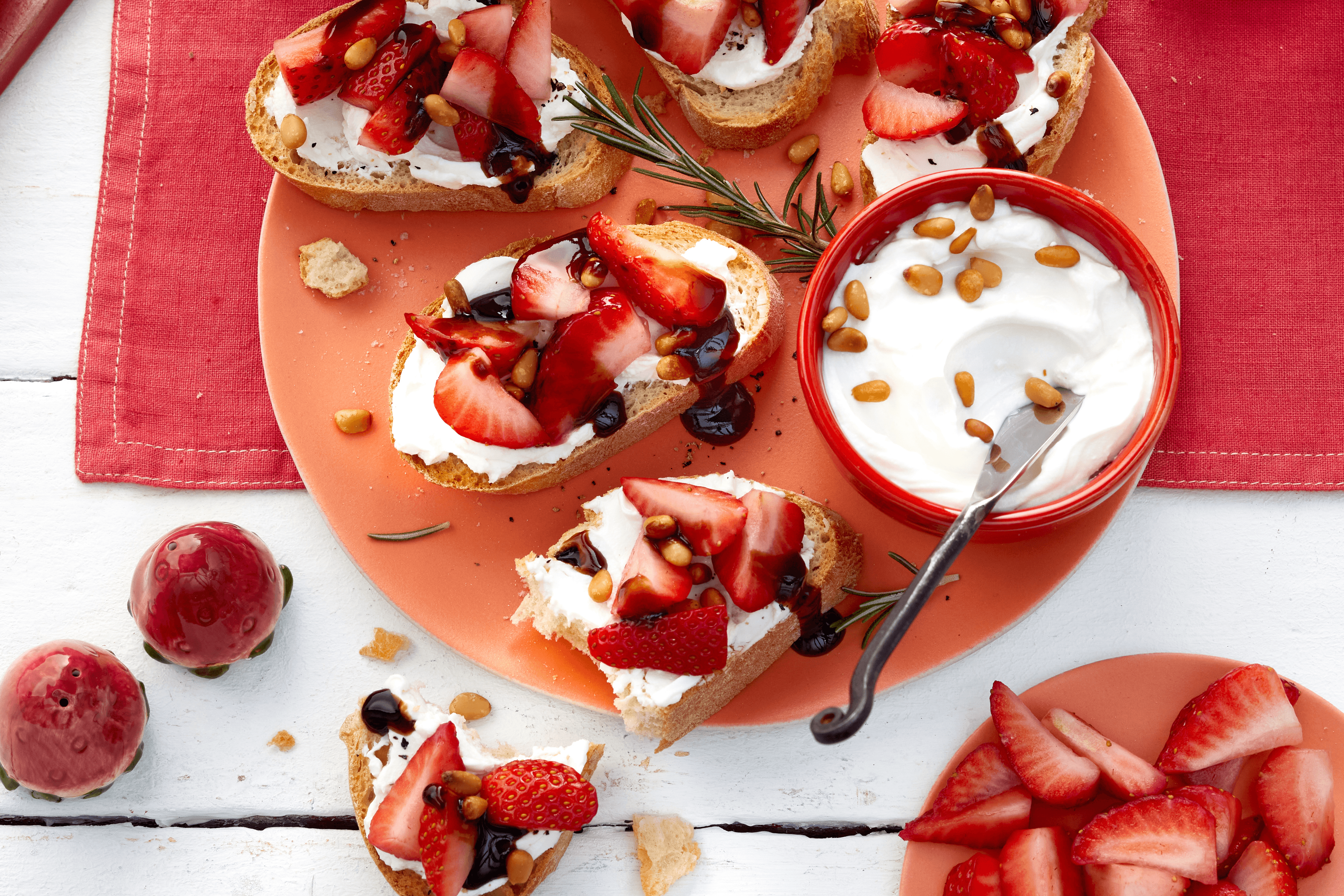 Schnelle Erdbeer-Bruschetta Rezept - REWE.de