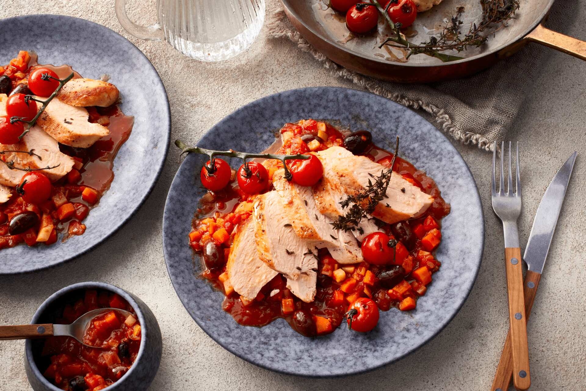 Hähnchenbrustfilets mit Tomatengemüse Rezept - REWE.de