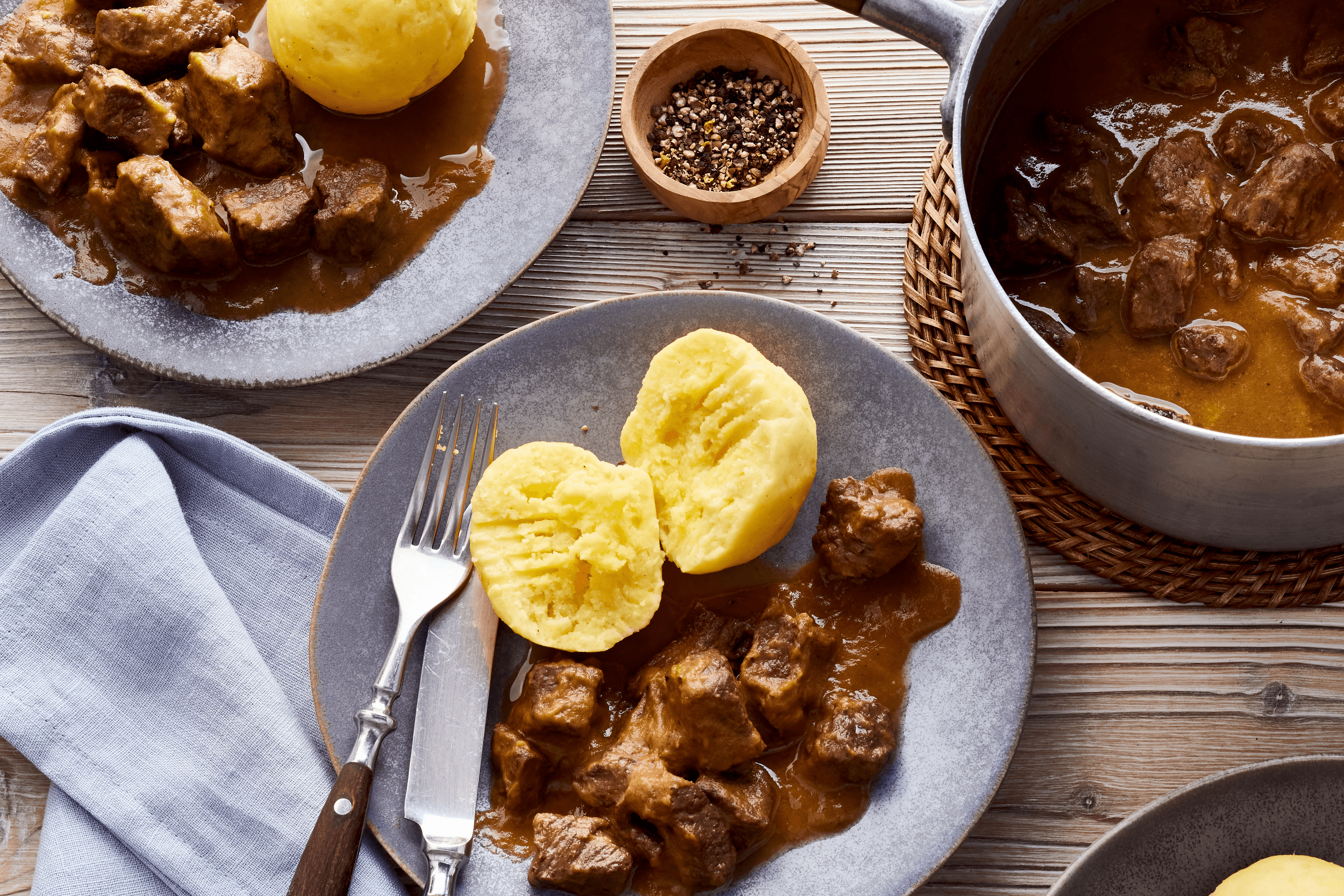 Klassisches Rindsgulasch mit Klößen Rezept - REWE.de