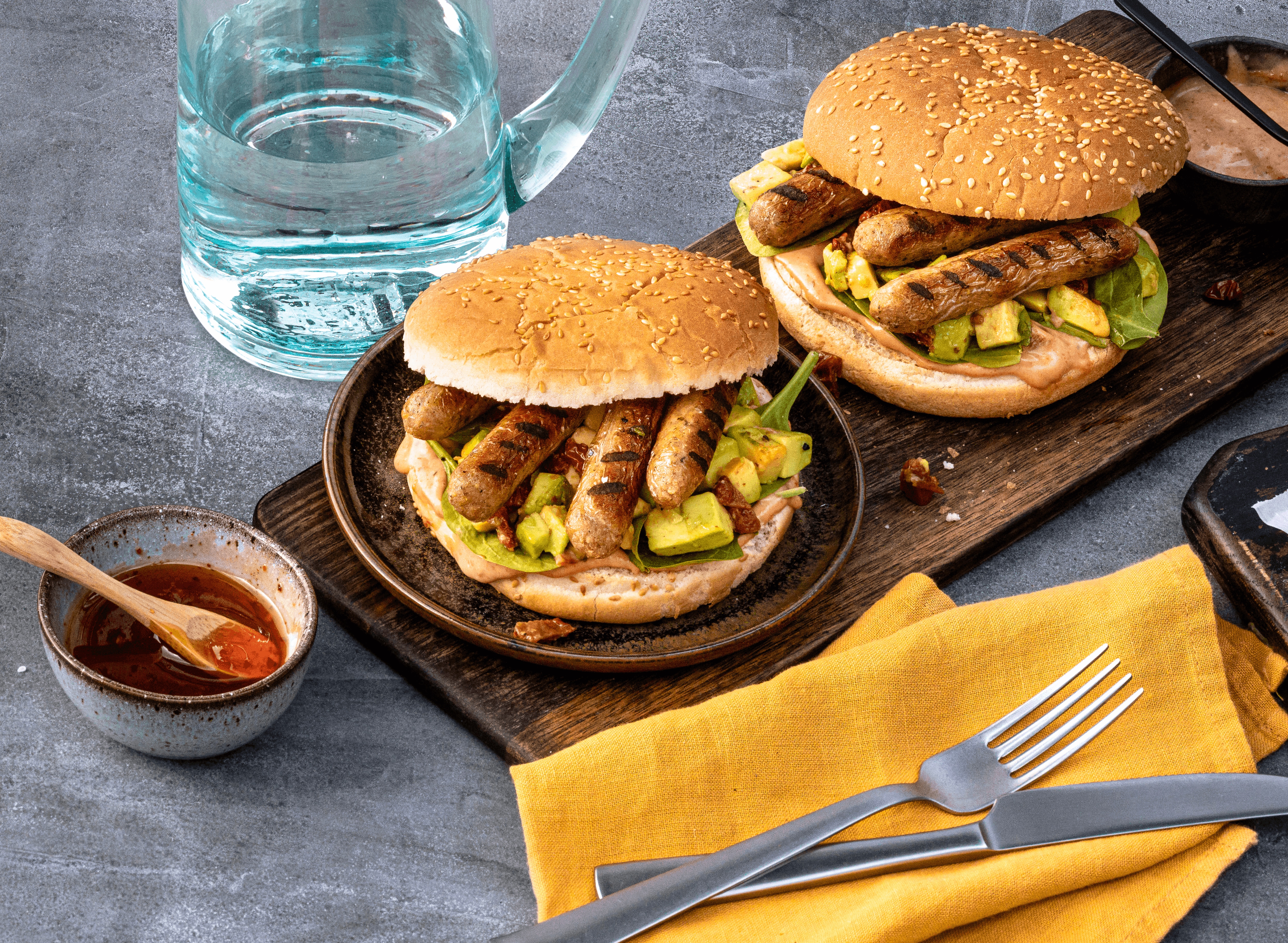 Veganer Würstchen-Burger mit Like Rostbratwürstchen und Avocado