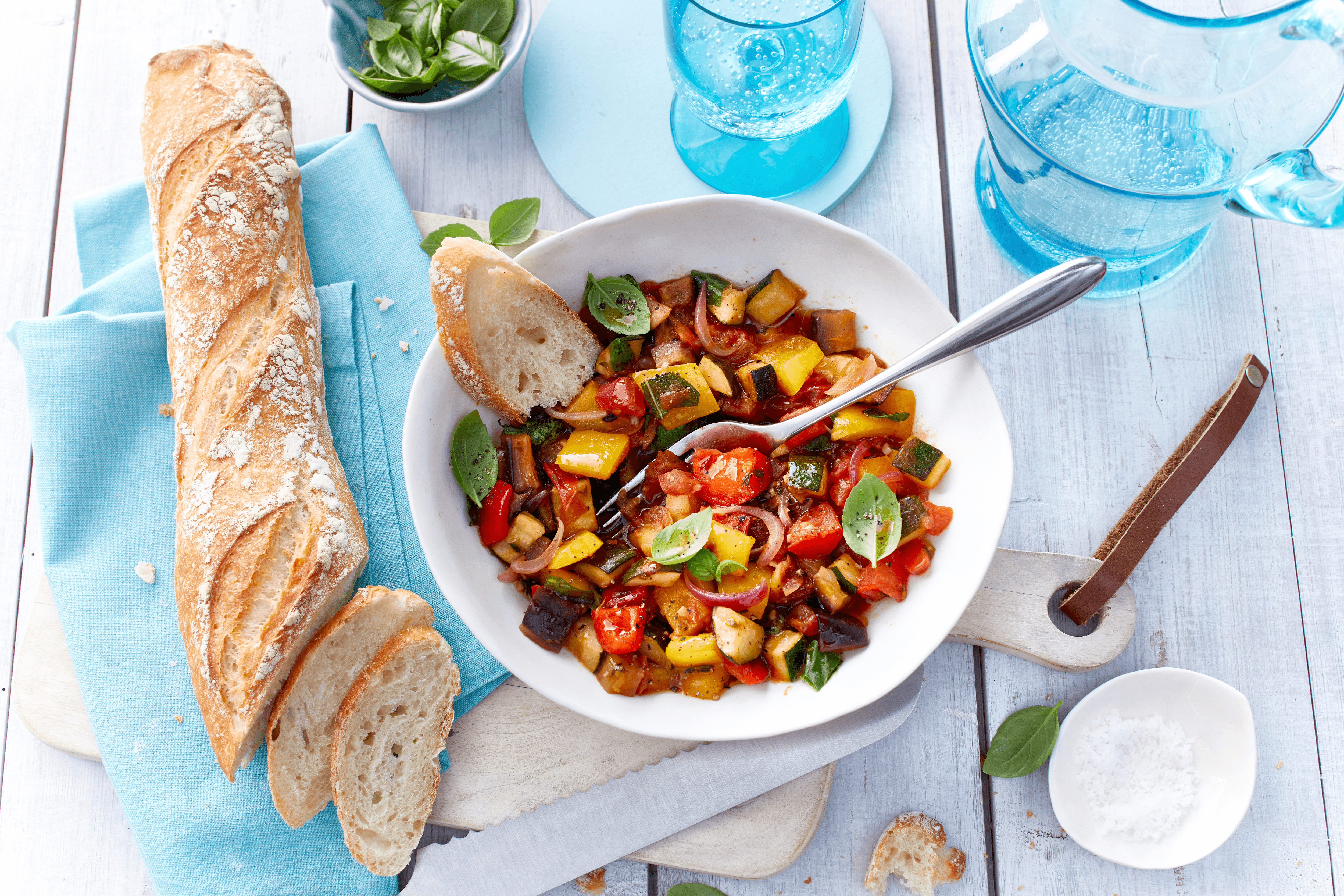 Ratatouille mit selbstgemachtem Bauernbaguette Rezept - REWE.de