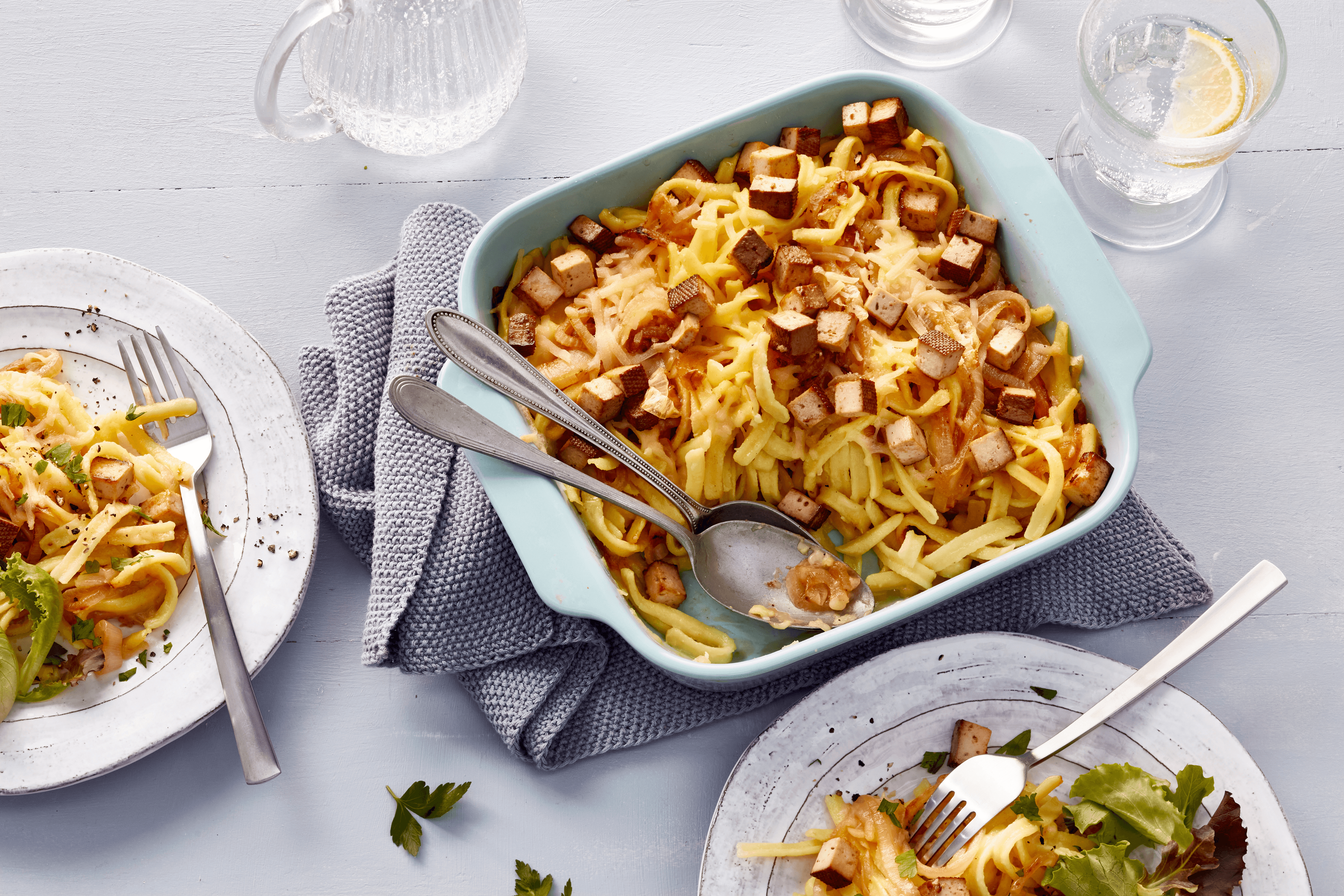 Schnelle vegane Käsespätzle mit Räuchertofu Rezept - REWE.de