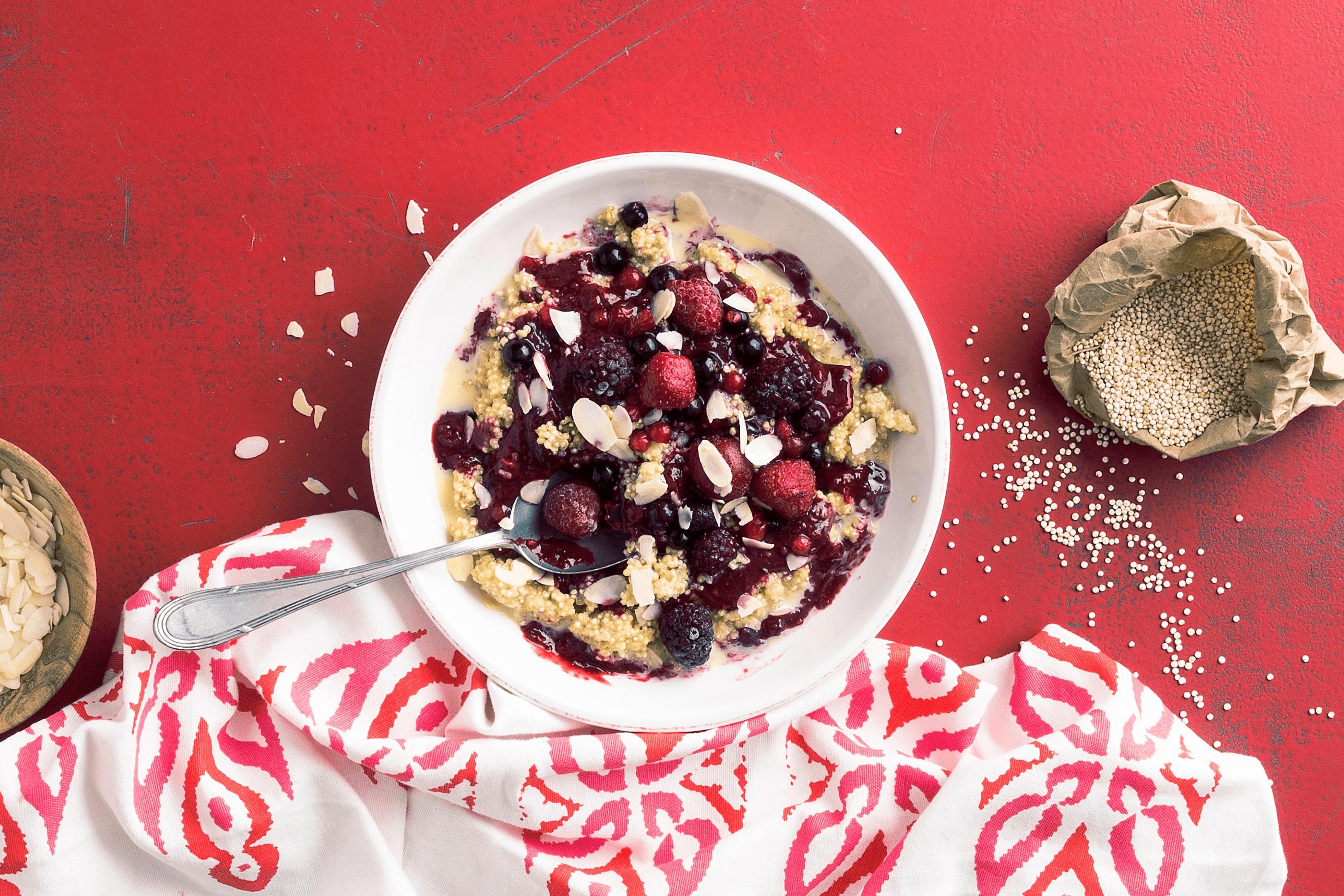 Quinoa-Porridge mit gemischten Beeren
