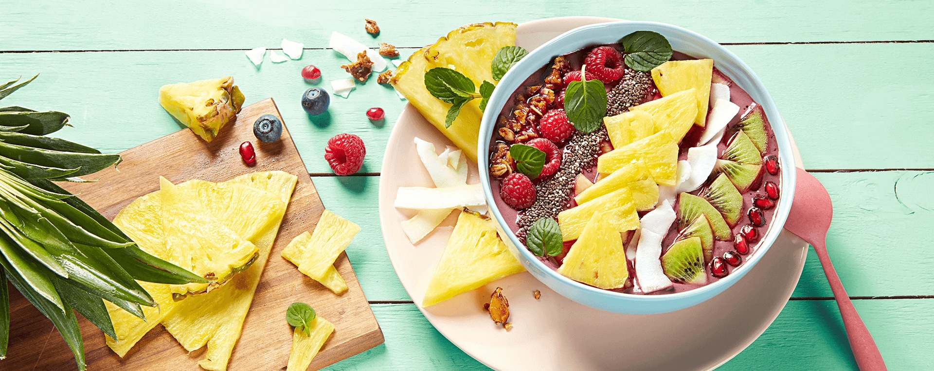 Ananas-Açaí-Smoothie-Bowl mit Joghurt und Superfoodtopping