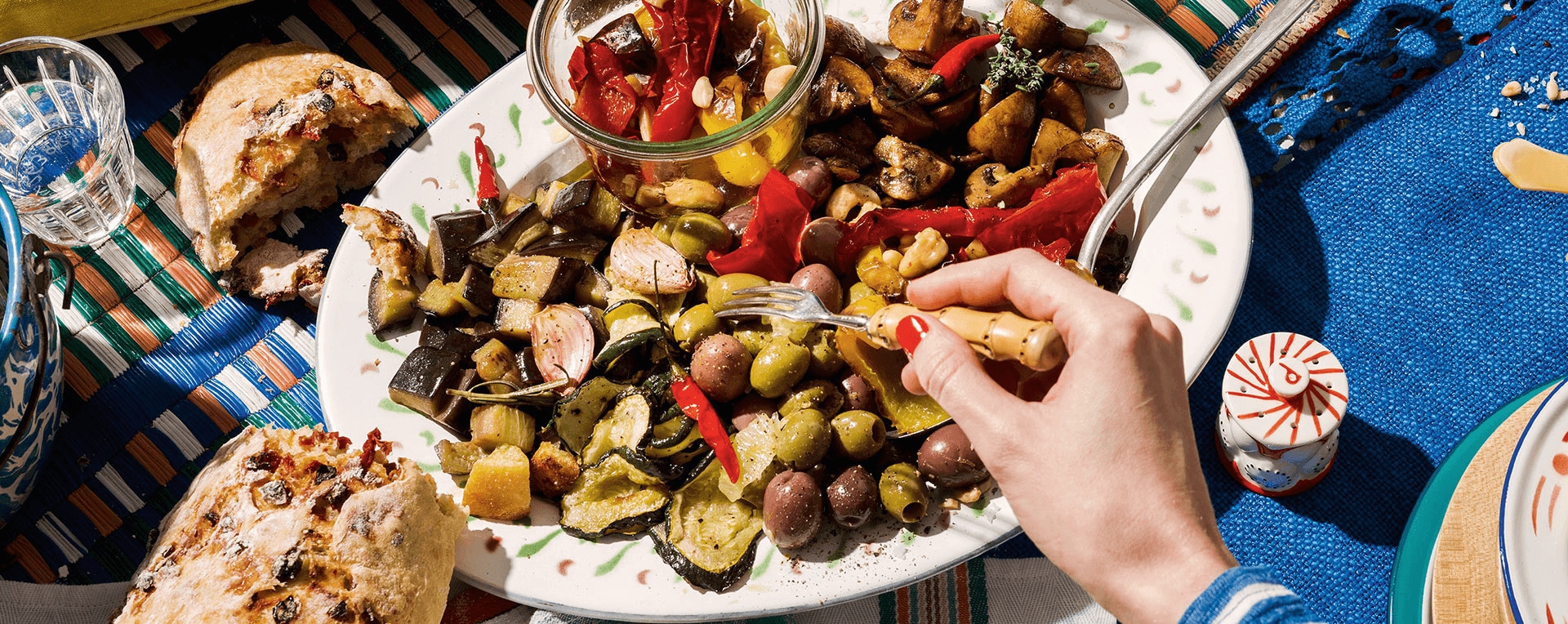 Antipasti-Teller mit Gemüse, Pilzen und Oliven