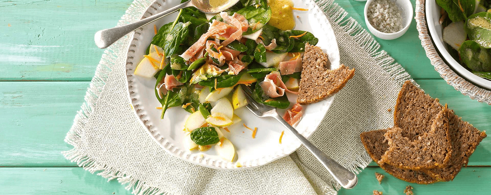 Birnen-Spinatsalat mit luftgetrocknetem Schinken Rezept - REWE.de