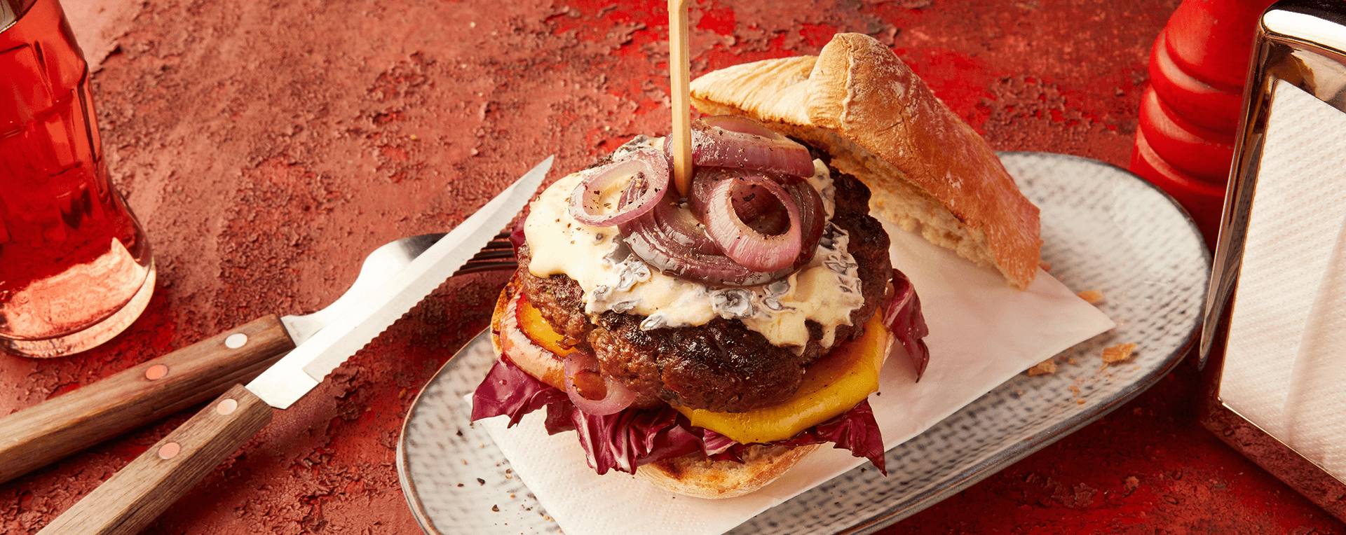 Burger mit Blauschimmelkäse und karamellisierten Äpfeln Rezept - REWE.de