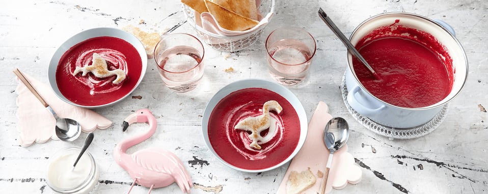 Rote Bete Suppe mit Flamingo-Croûton
